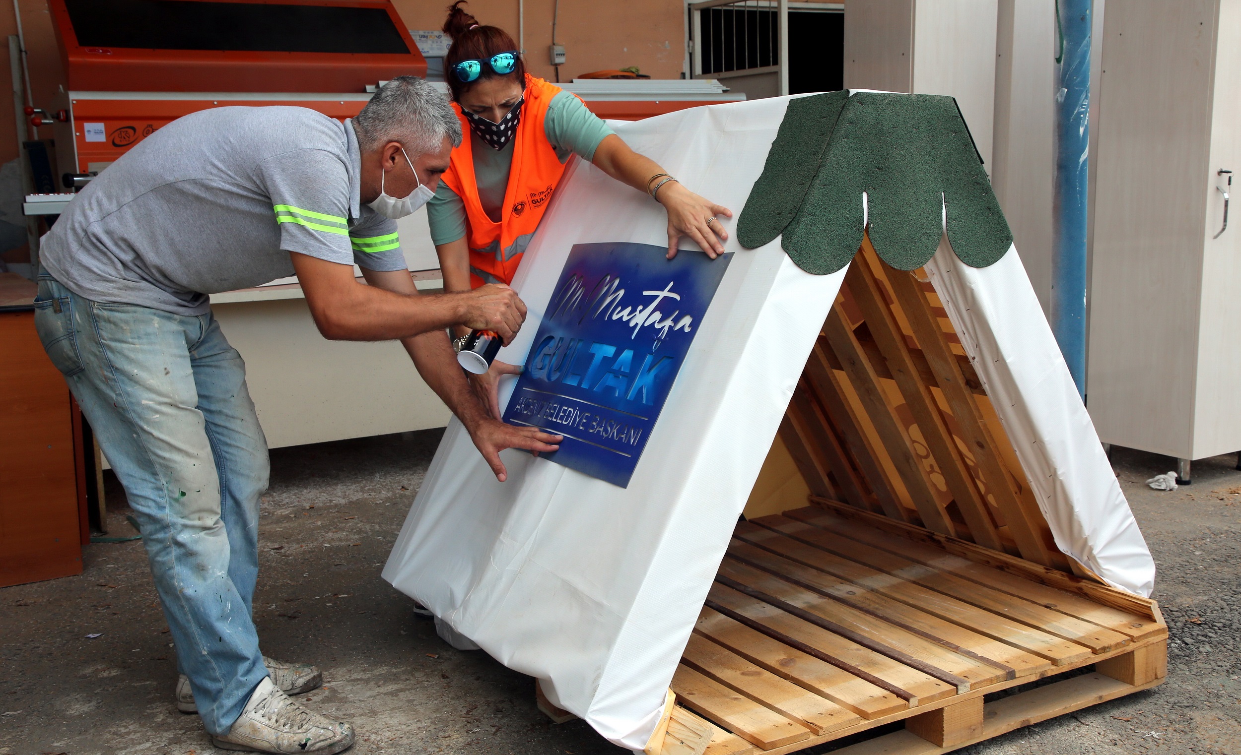 AKDENİZ BELEDİYESİ SOKAK HAYVANLARI İÇİN KULÜBE ÜRETİYOR Pandemi önlemleri nedeniyle zor