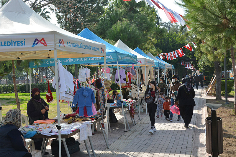 KADIN ÜRETİCİLER BU KEZ STANDLARINI TARSUS’TA AÇTI Kadın üreticiler, Mersin Büyükşehir