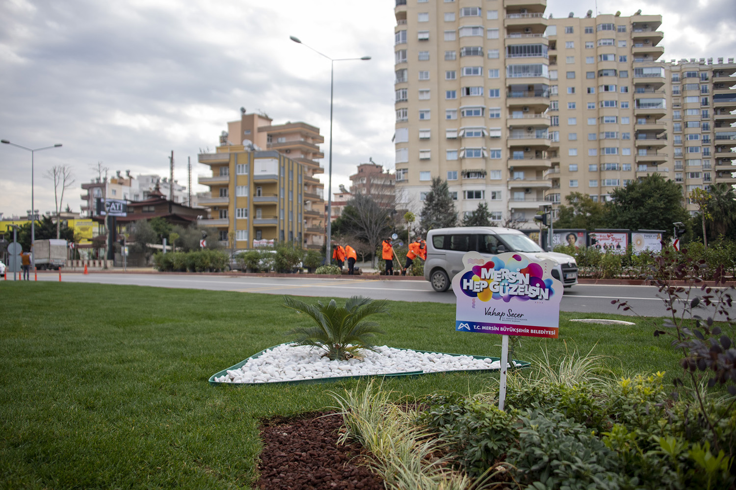 KATLI KAVŞAK PEYZAJ DÜZENLEMESİ İLE RENKLENİYOR Büyükşehir tarafından 87 günde