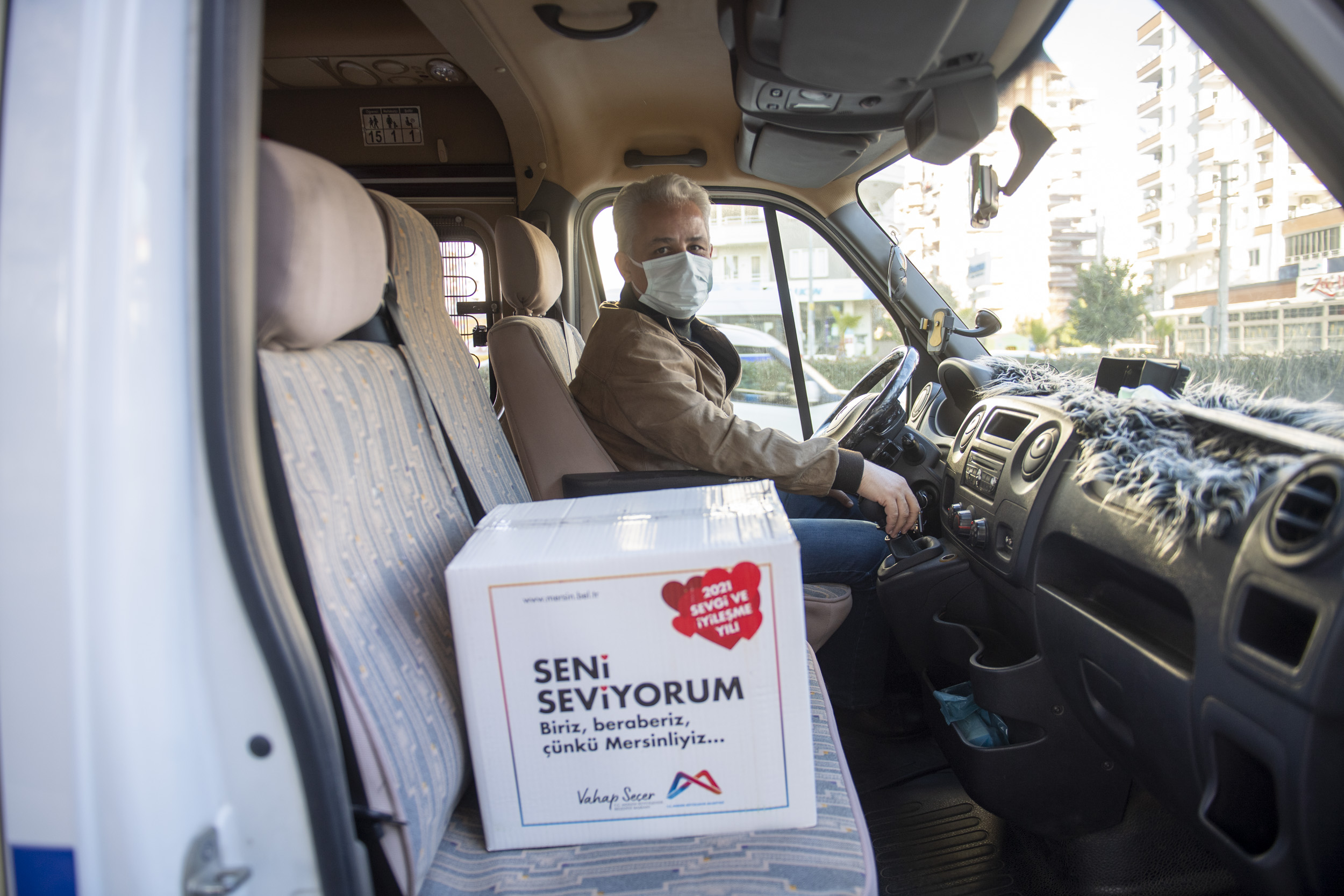 MERSİN BÜYÜKŞEHİR’DEN İŞ YERİ KAPALI 5 BİN 785 ESNAFA GIDA KOLİSİ Mersin Büyükşehir Belediyesi, pandemi