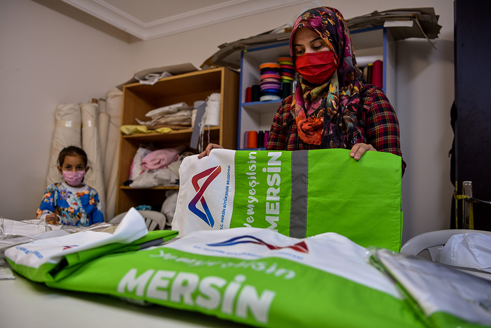 MERSİNDEN KADIN KOOPERATİFİ’NİN DİKİŞ KURSLARI YENİDEN BAŞLADI Emekleriyle üretime katılan kadınları