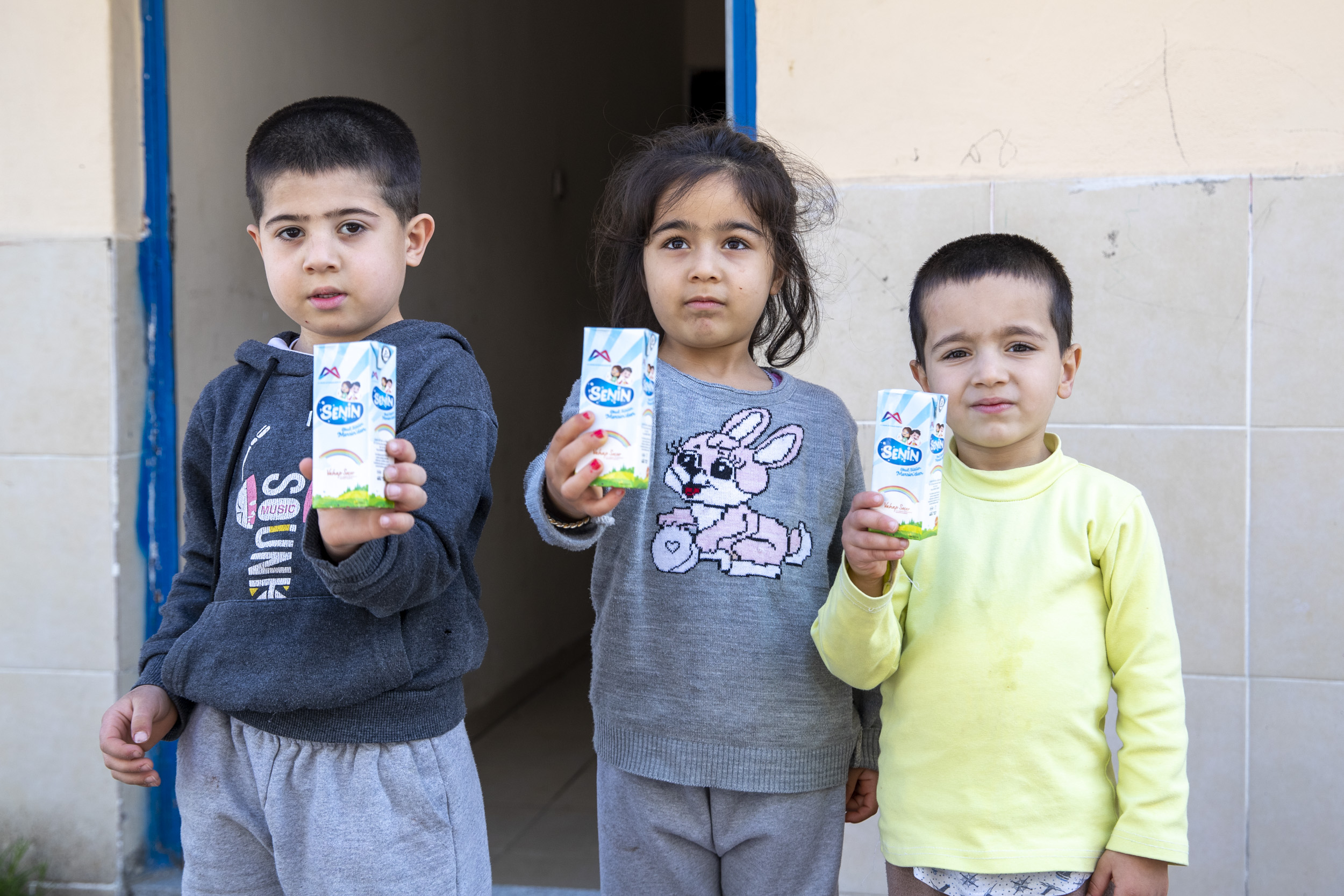 “SÜT SENİN GURUR MERSİN’İN PROJESİ” İLE KAPI KAPI SÜT DAĞITILIYOR Mersin Büyükşehir Belediyesi’nin “Süt