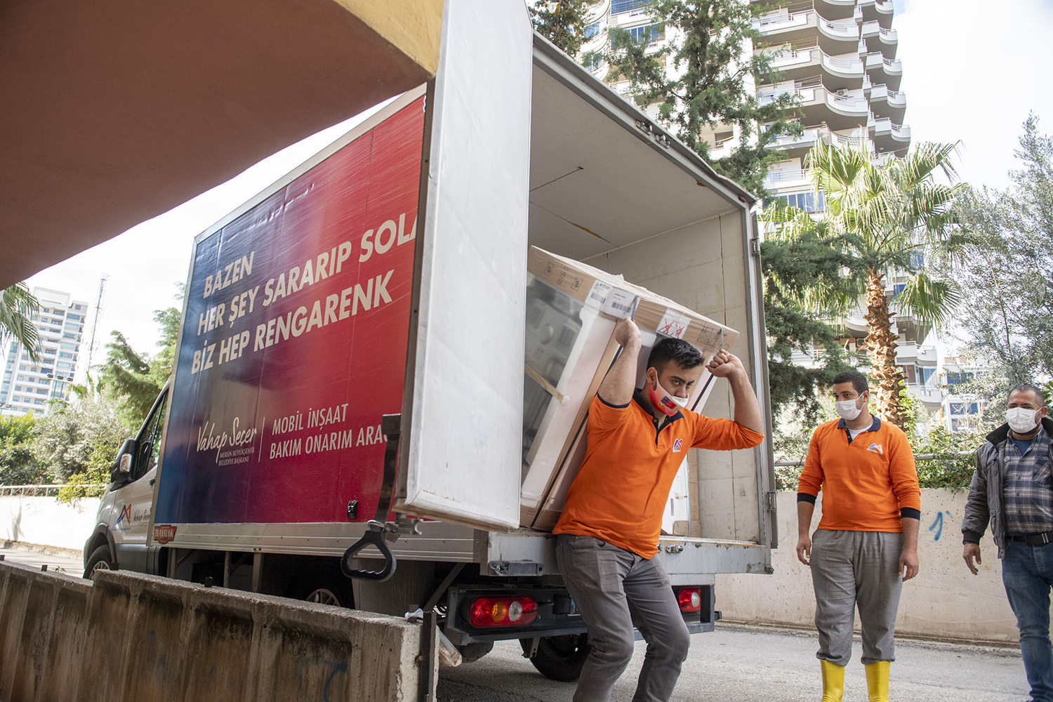 YANGIN MAĞDURU BİR AİLEYE DAHA MERSİN BÜYÜKŞEHİR EL UZATTI Mersin Büyükşehir Belediyesi, elektrik