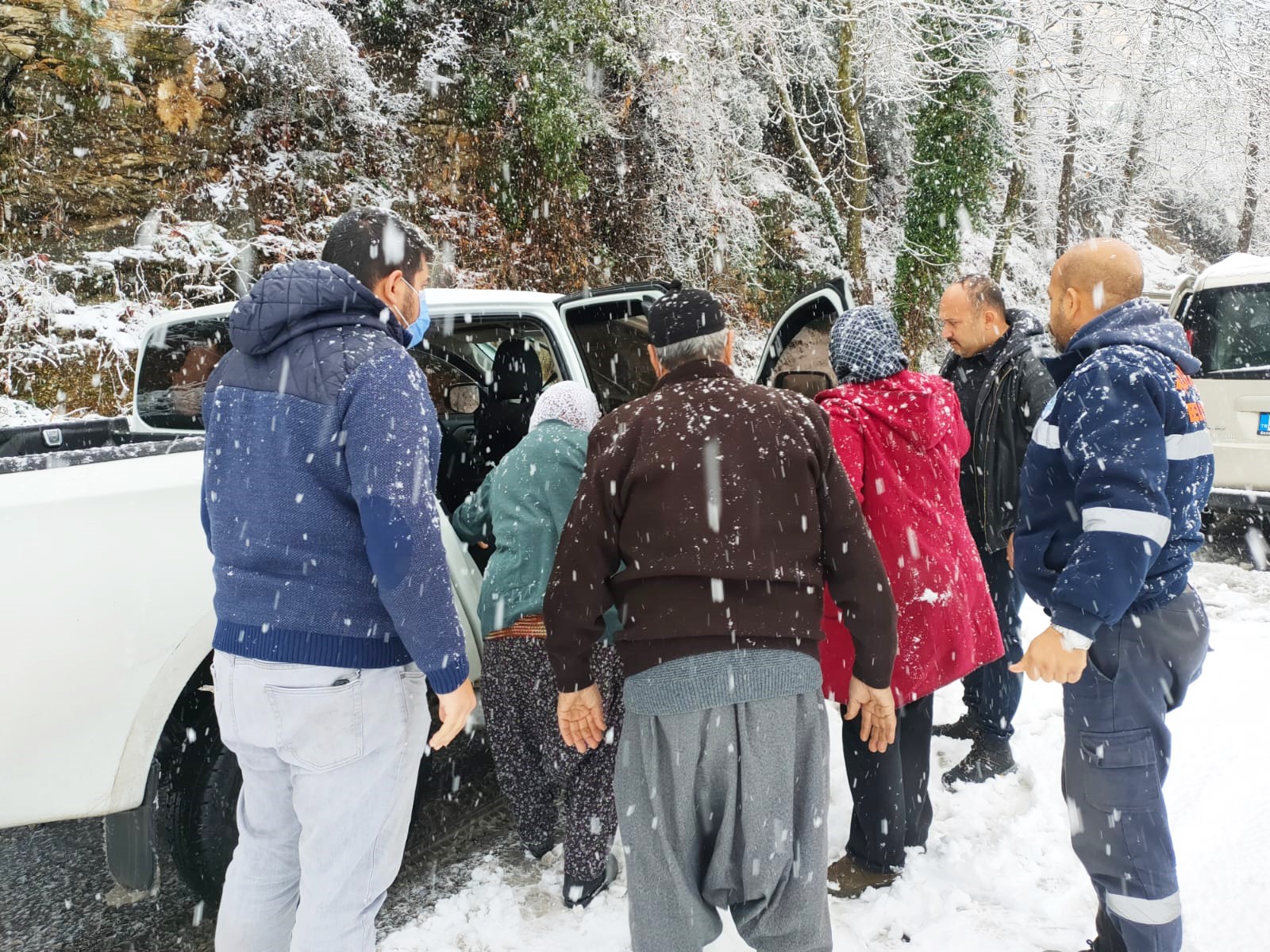 KARDA MAHSUR KALAN YAŞLI ÇİFTİN İMDADINA, TOROSLAR BELEDİYESİ ACİL AFET EKİBİ YETİŞTİ Toroslar ilçesinin yüksek kesimlerinde