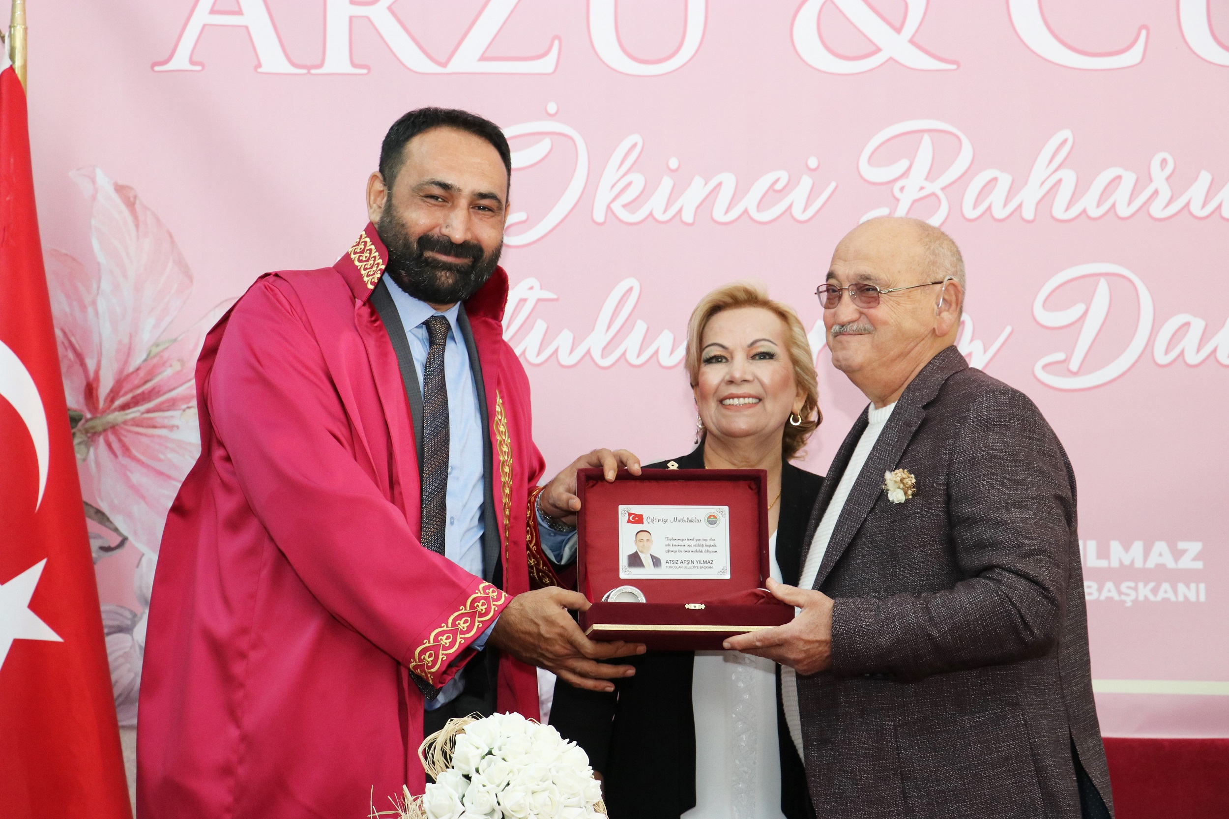 BAŞKAN YILMAZ, İKİNCİ BAHARINI YAŞAYAN ÇİFTİN NİKAHINI KIYDI Evlenmek için belediyeye başvuran