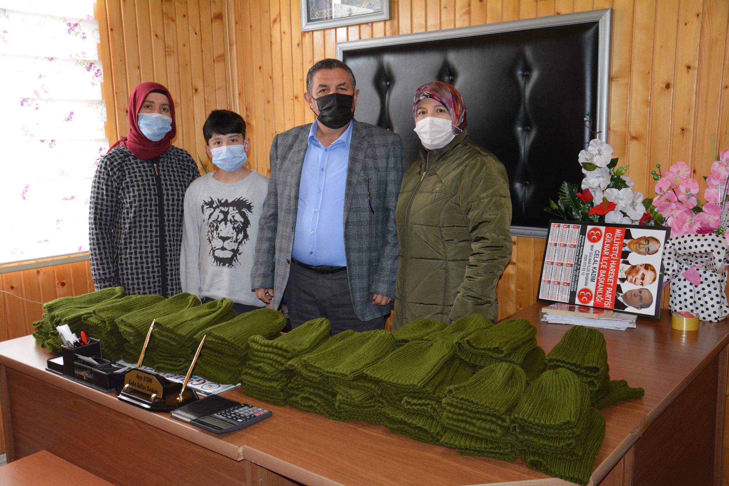 GÜLNAR’LI KADINLAR TARAFINDAN ÖRÜLEN BERELER OPERASYON BÖLGESİNDEKİ ASKERLERE GÖNDERİLMEK İÇİN HAZIRLANIYOR Milliyetçi Hareket Partisi Gülnar