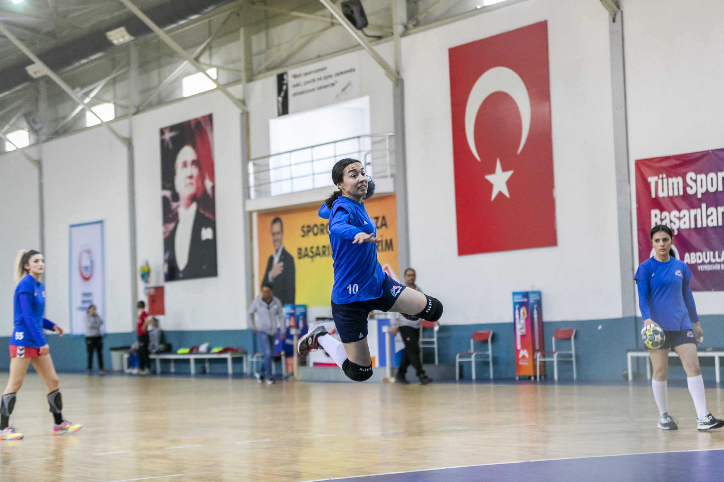 BÜYÜKŞEHİR KADIN HENTBOL TAKIMI MÜCADELEYE HAZIR Spora ve sporcuya her