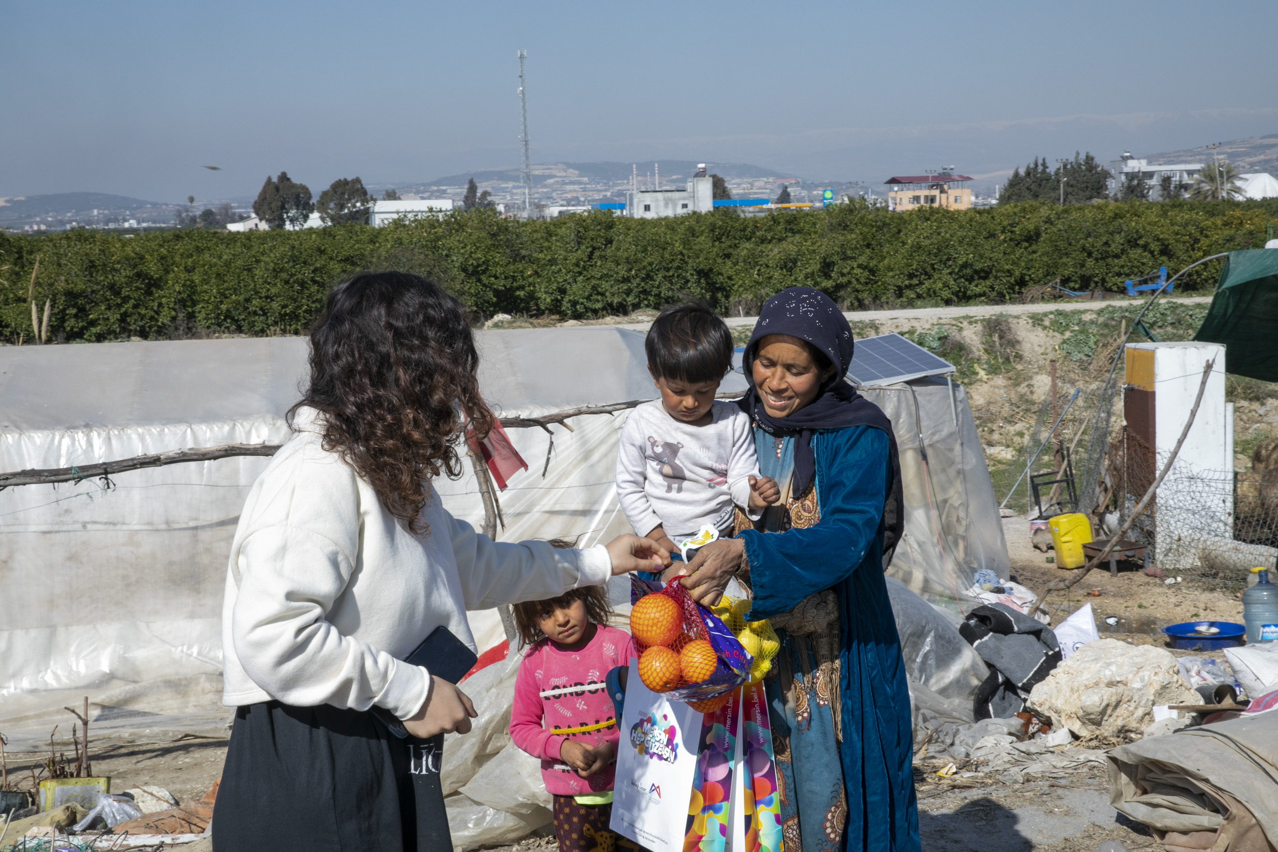BÜYÜKŞEHİR, MEVSİMLİK TARIM İŞÇİLERİNE HİJYEN KİTİ VE NARENCİYE PAKETİ ULAŞTIRDI Mersin Büyükşehir Belediyesi, mevsimlik