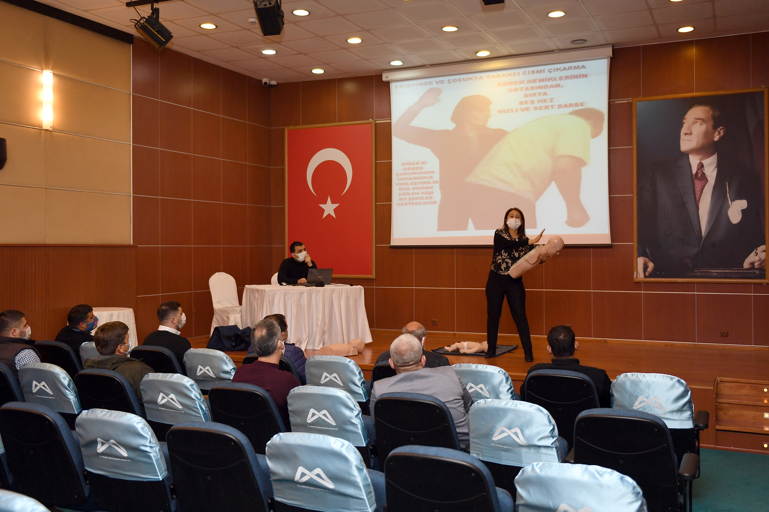 BÜYÜKŞEHİR, ‘İLK YARDIM EĞİTİM MERKEZİ’ İLE PERSONELİ ACİL DURUMLARA HAZIRLIYOR Mersin Büyükşehir Belediyesi, bir
