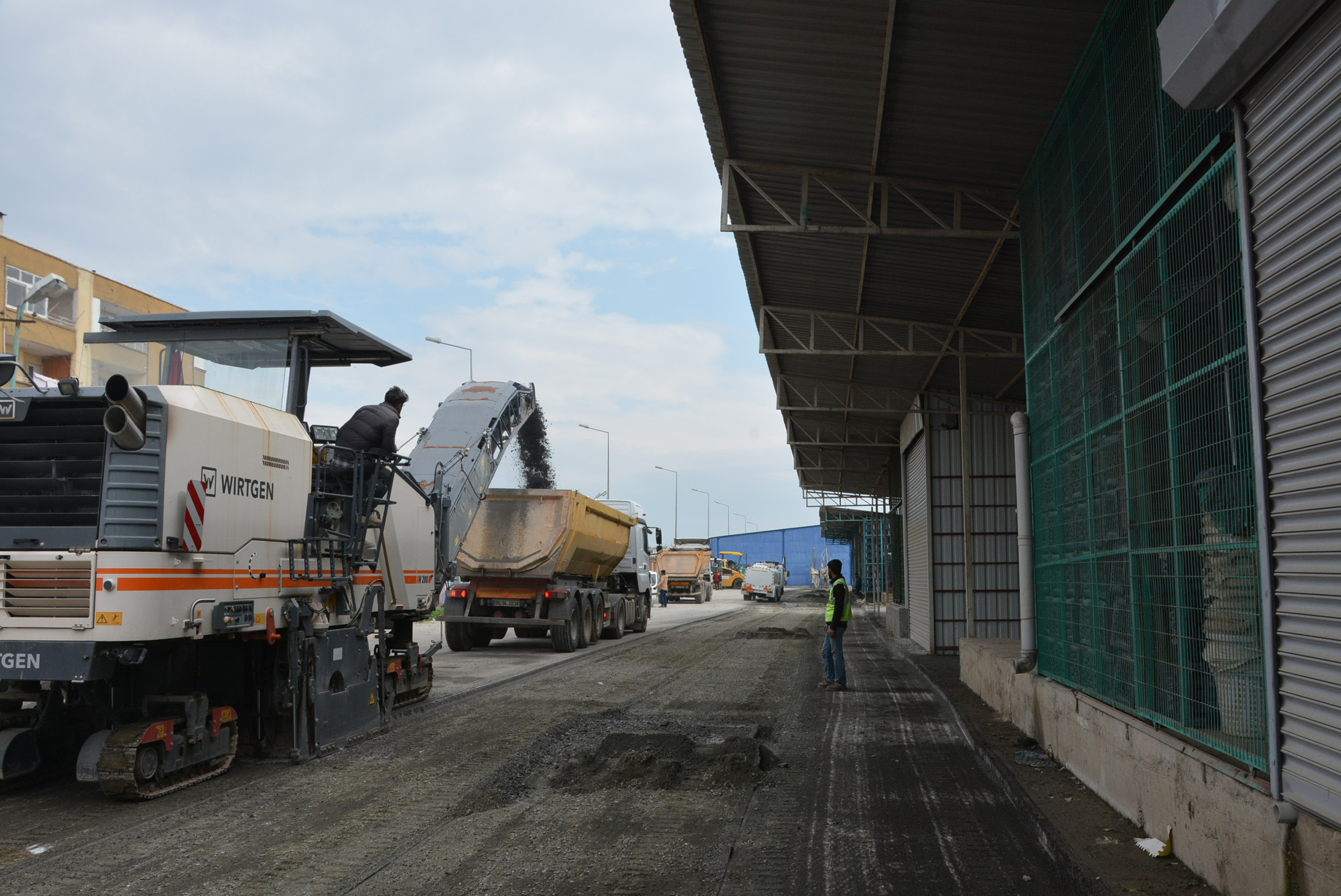BÜYÜKŞEHİR’DEN TARSUS HAL KOMPLEKSİ’NDE ASFALT ÇALIŞMASI Mersin Büyükşehir Belediyesi ekipleri,