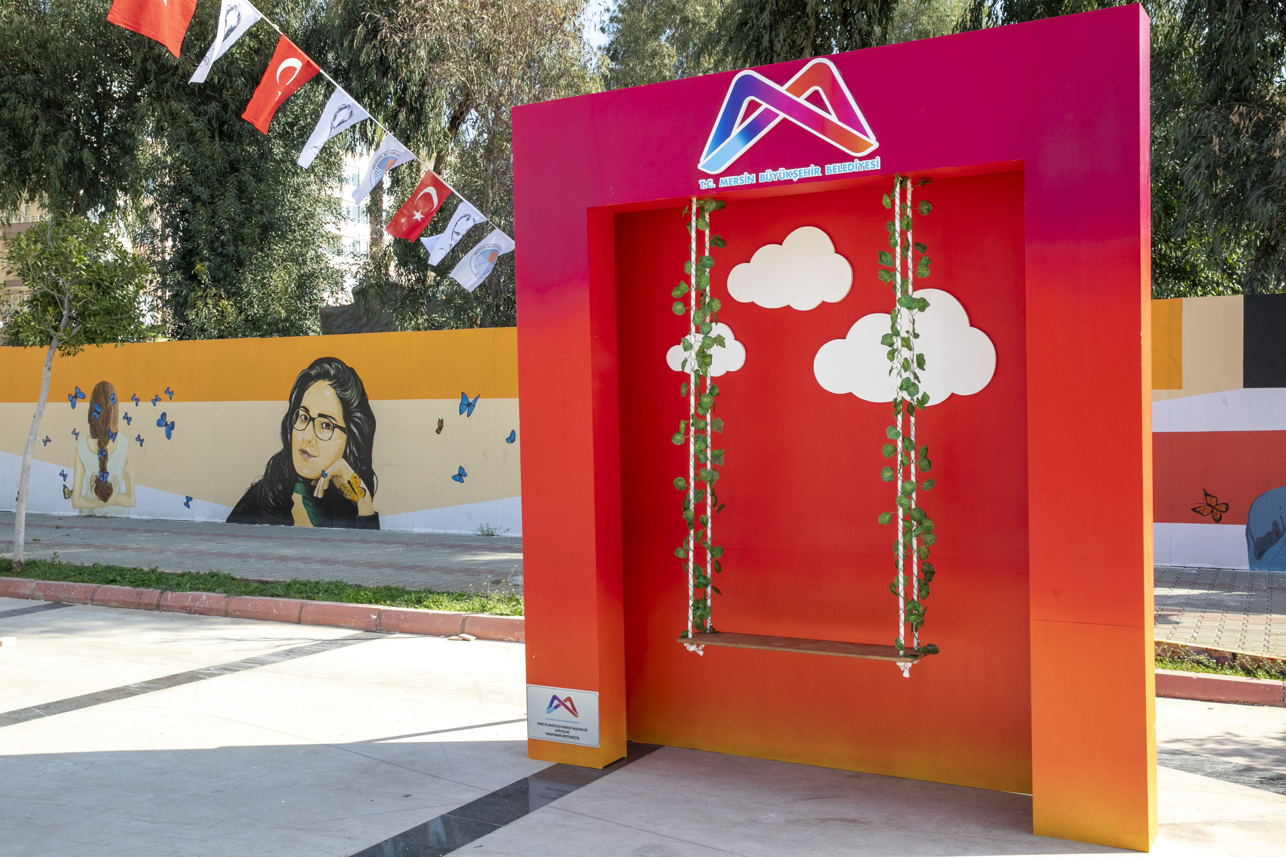 BÜYÜKŞEHİR’İN MARANGOZHANESİ KADINLAR İÇİN ÜRETİYOR Büyükşehir Belediyesi Park ve