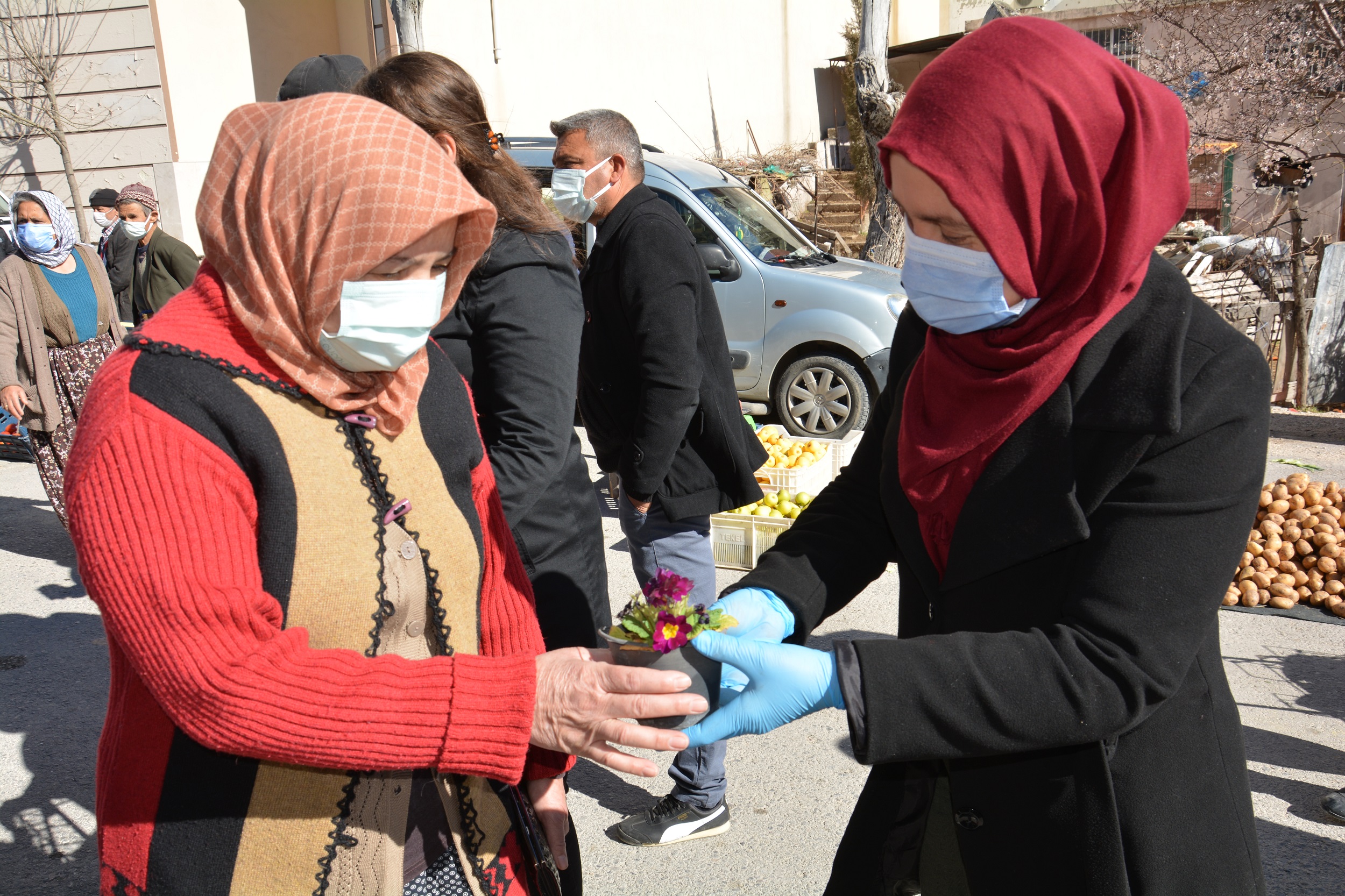 GÜLNAR BELEDİYESİ 8 MART DÜNYA KADINLAR GÜNÜNÜ ÇİÇEKLERLE KUTLADI Belediye Başkanı Alpaslan Ünüvar’ın