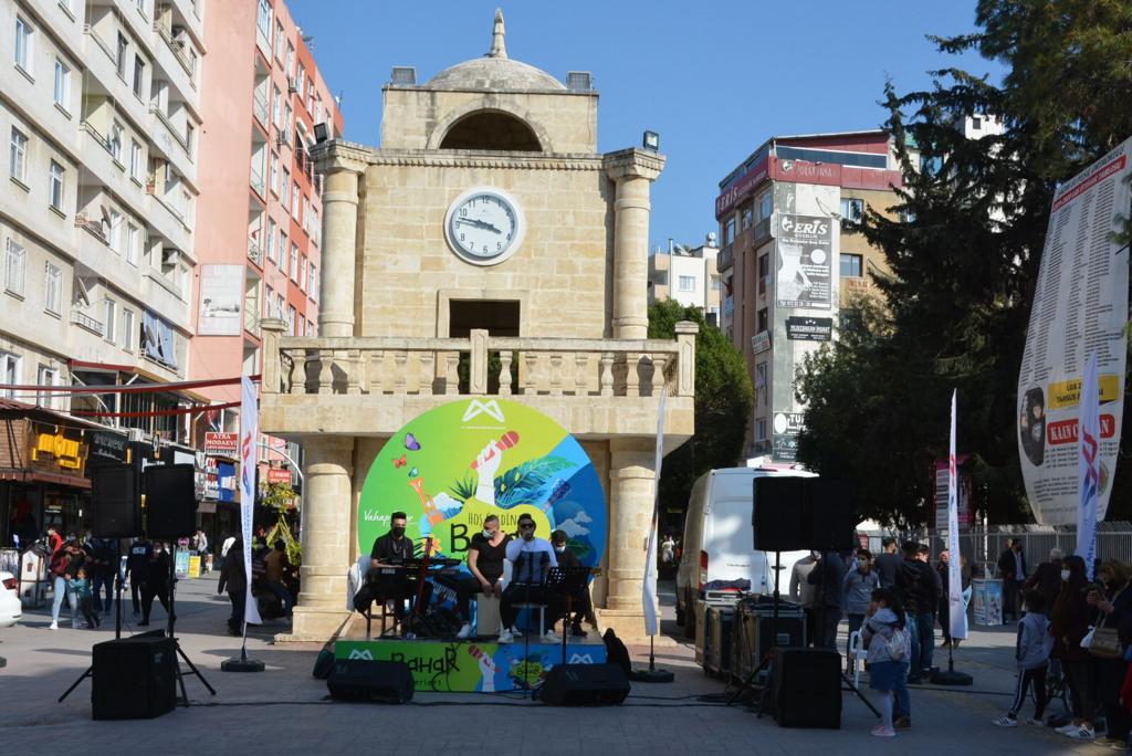 MERSİN BÜYÜKŞEHİR, BAHARI ŞARKILARLA KARŞILIYOR Mersin Büyükşehir Belediyesi, bahar