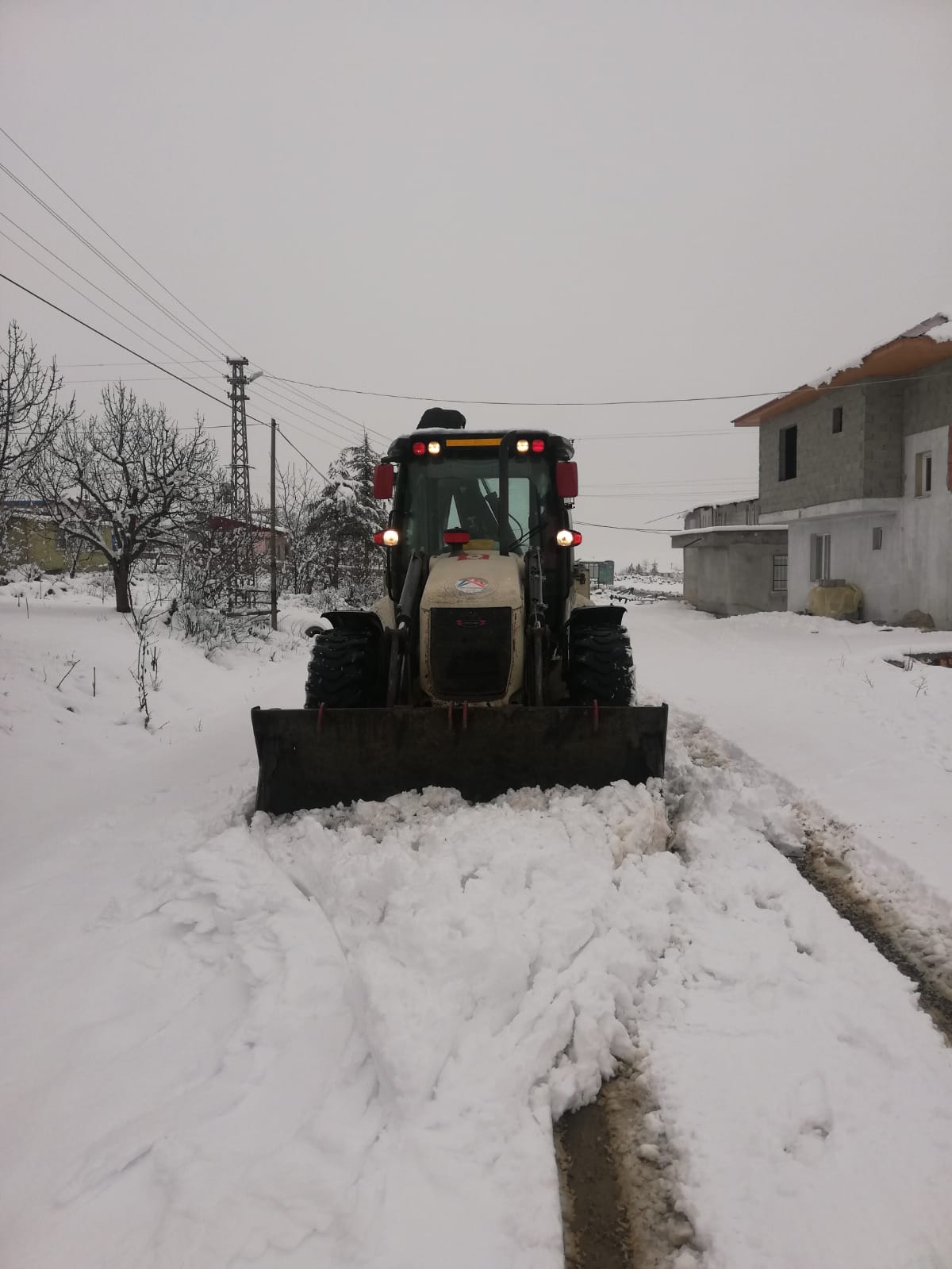 Büyükşehir ekipleri, kar yağışı