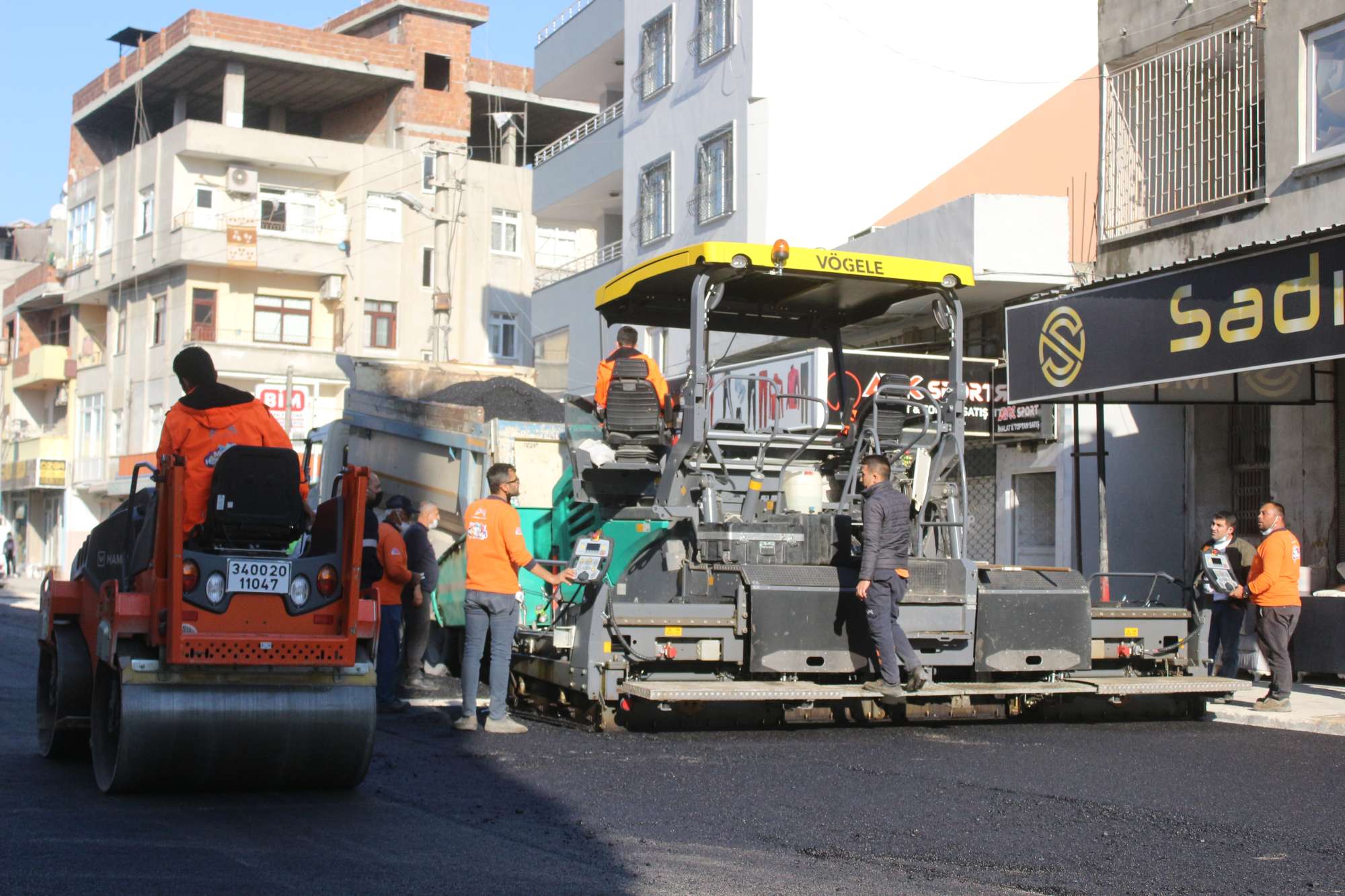 MERSİN BÜYÜKŞEHİR’DEN HAL MAHALLESİ’NE SICAK ASFALT ÇALIŞMASI Büyükşehir Belediyesi Yol Yapım