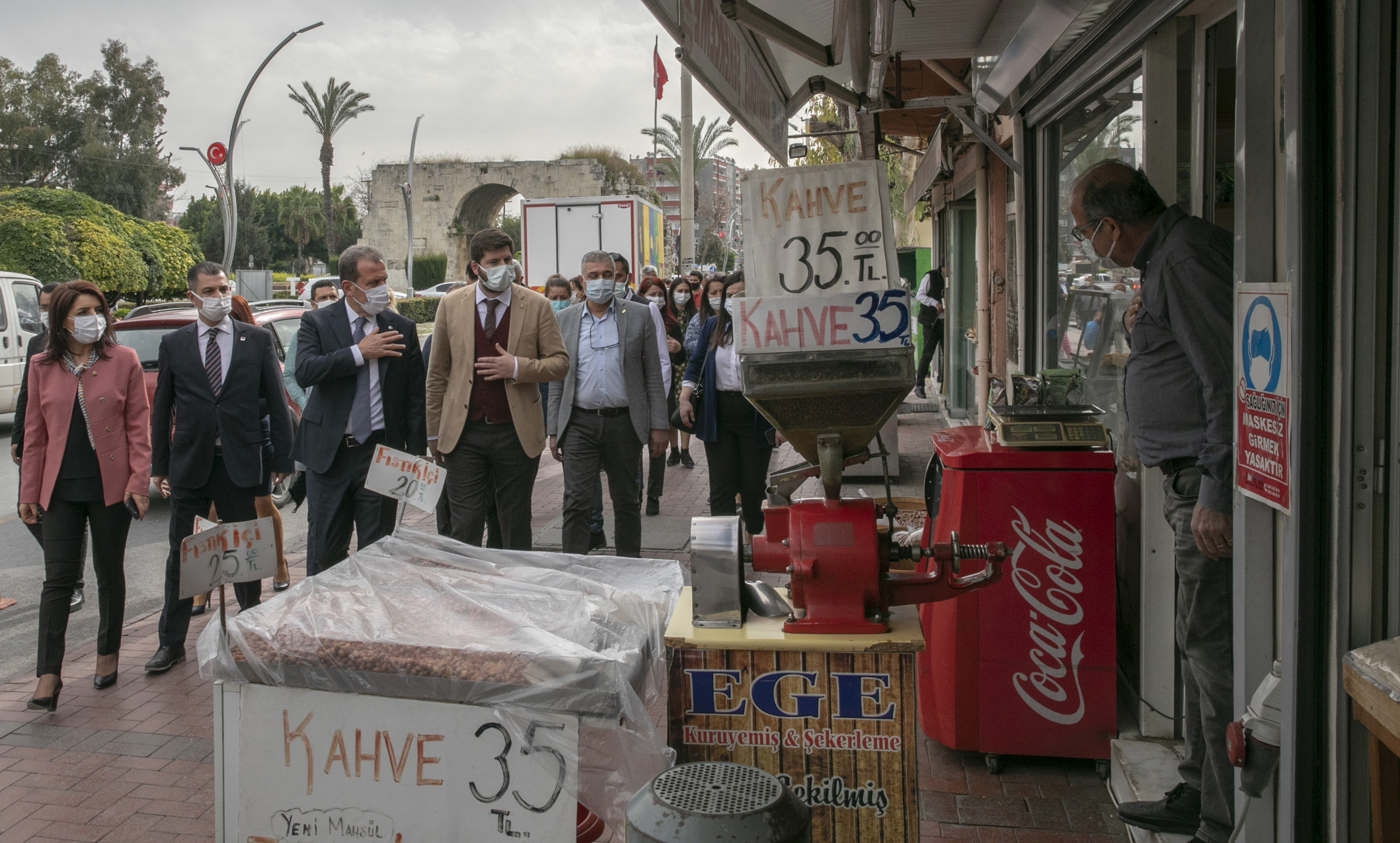SEÇER, TARSUS’TA KENTİN EKONOMİSİNE YÖN VERENLERLE BULUŞTU Başkan Seçer, Tarsus’ta Borsa,