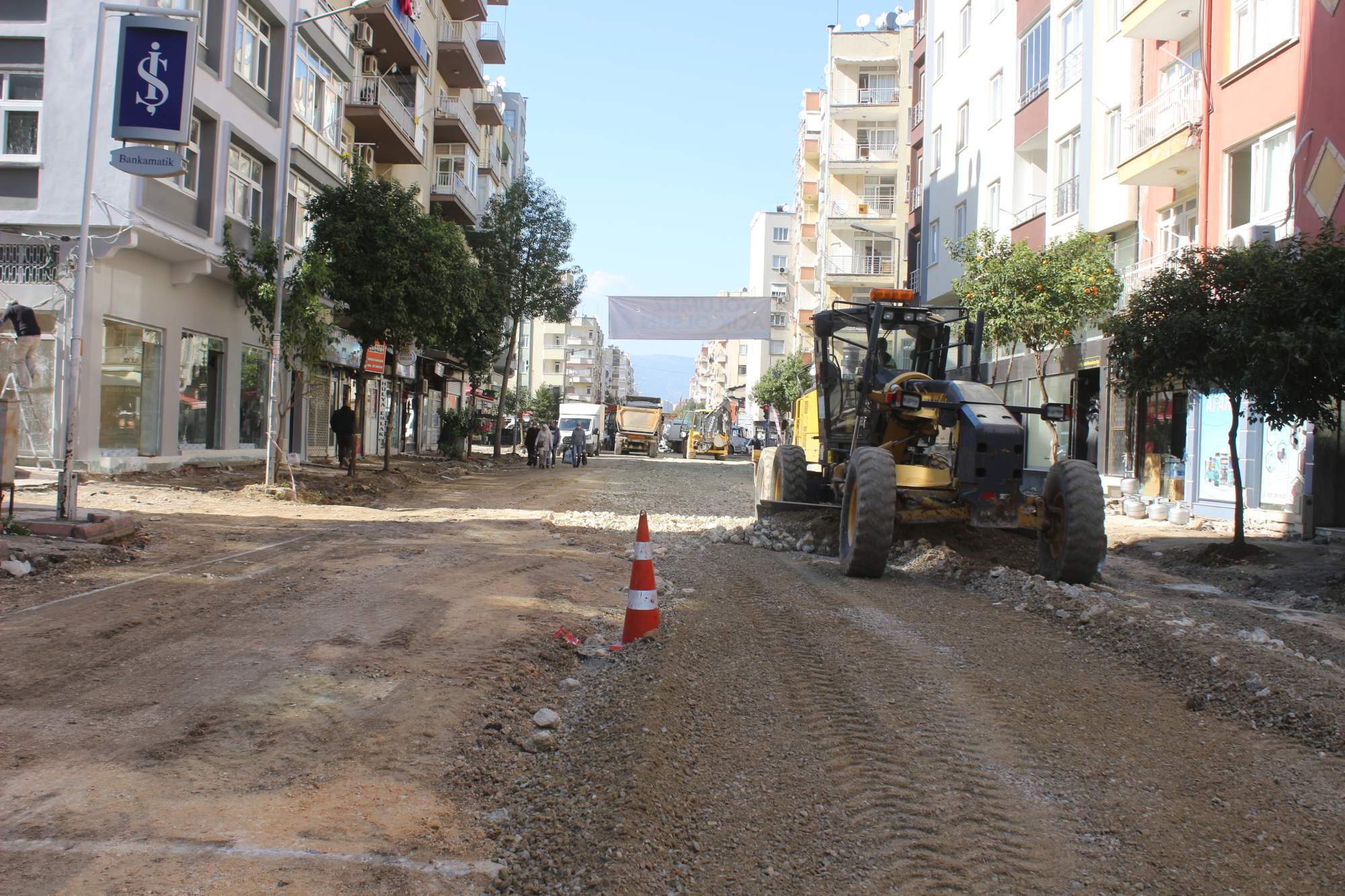 YOL YAPIM EKİPLERİ, 6 İLÇEDE ÇALIŞMA YÜRÜTÜYOR Mersin Büyükşehir Belediyesi Yol