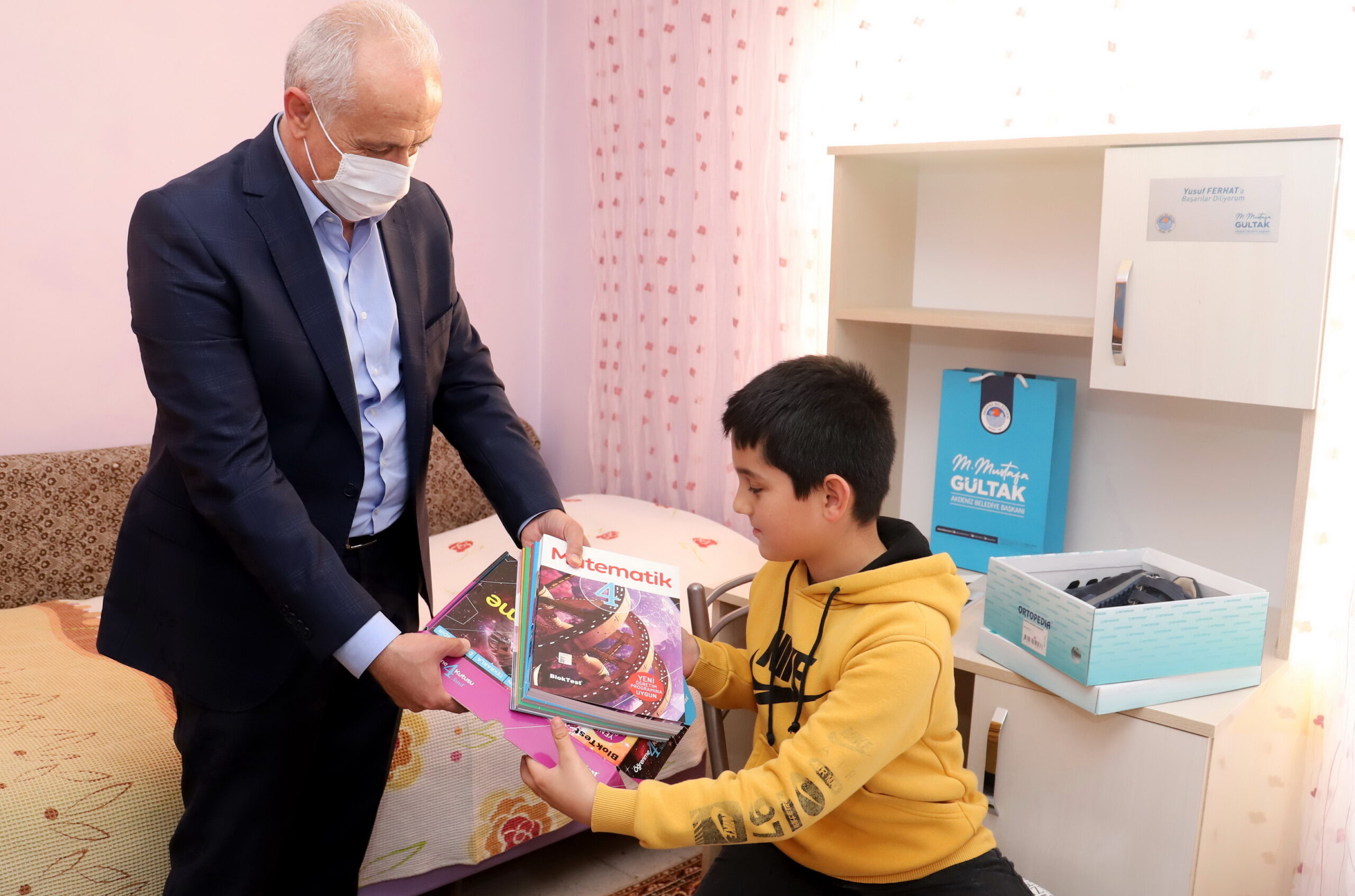 AKDENİZ BELEDİYESİNİN ÖĞRENCİLERE DESTEĞİ ARTARAK SÜRÜYOR Akdeniz Belediyesi’nin, lise ve