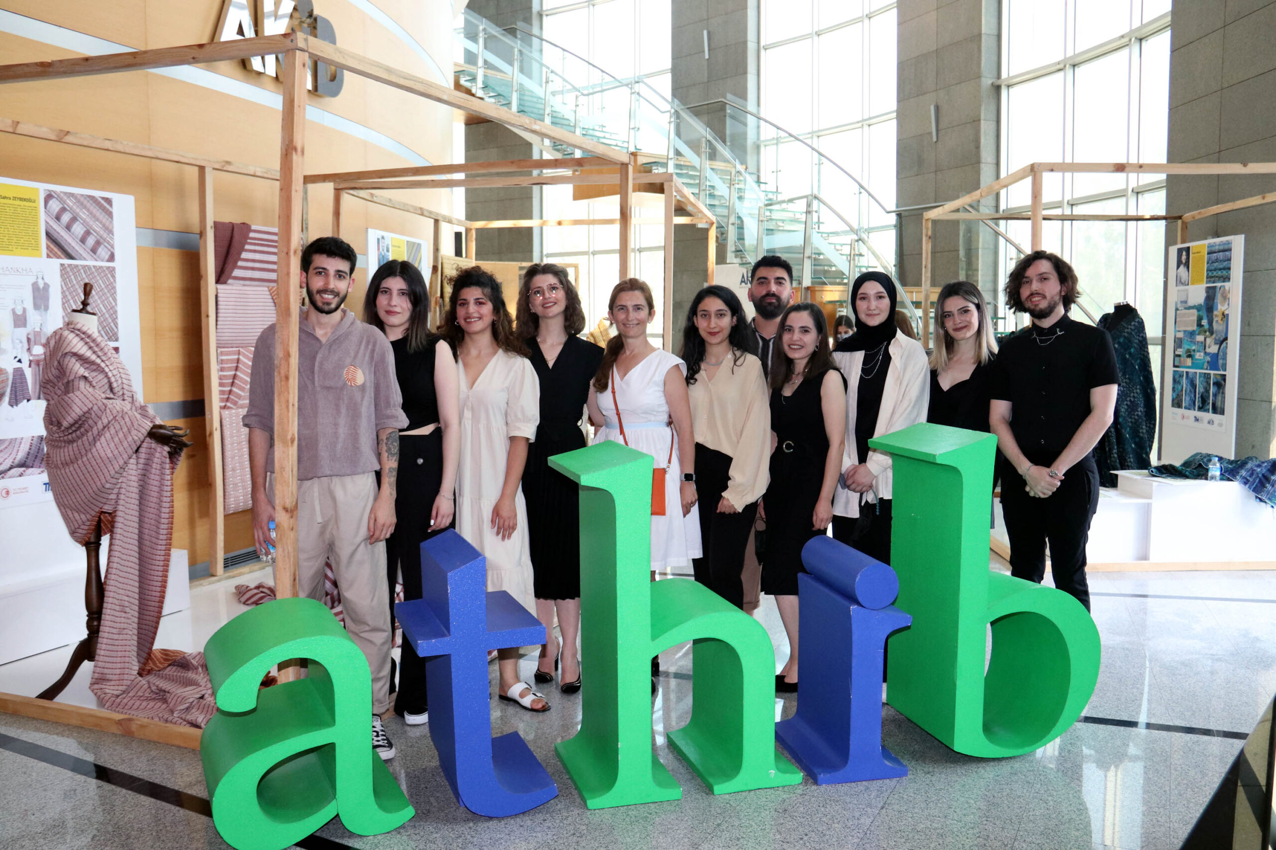 TÜRK TEKSTİLİ GENÇ TASARIMCILARIN OMUZLARINDA YÜKSELİYOR Akdeniz Tekstil ve Hammaddeleri