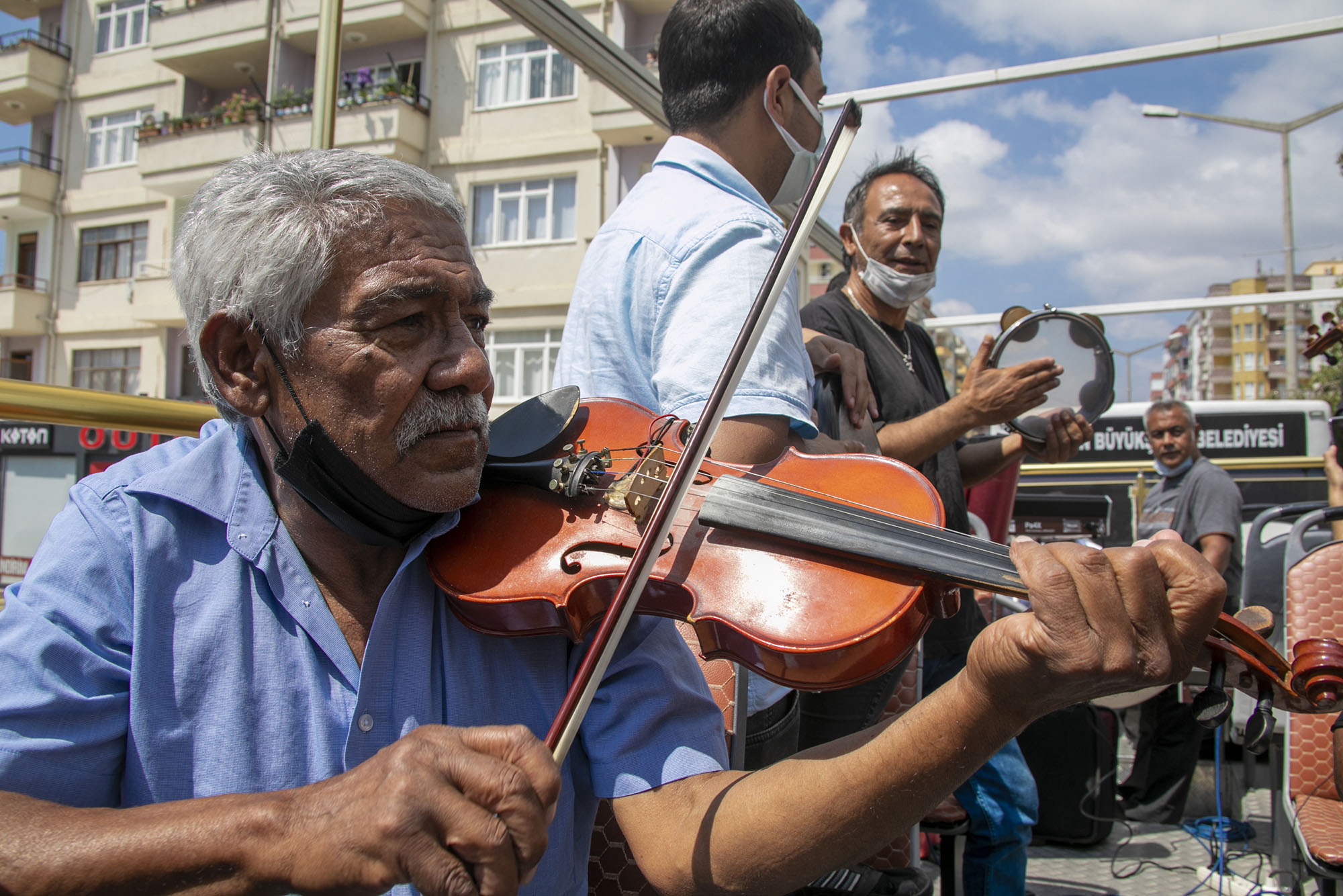 Mersin Büyükşehir Belediyesi, geçimini