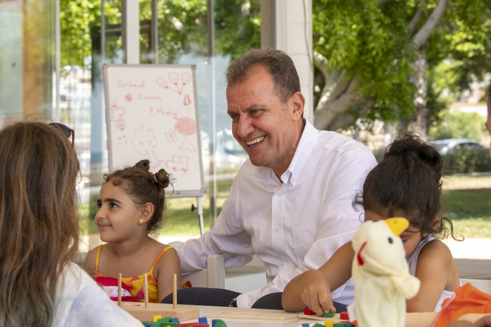 SEÇER, TV 100’ÜN CANLI YAYIN KONUĞU OLDU Mersin Büyükşehir Belediye Başkanı