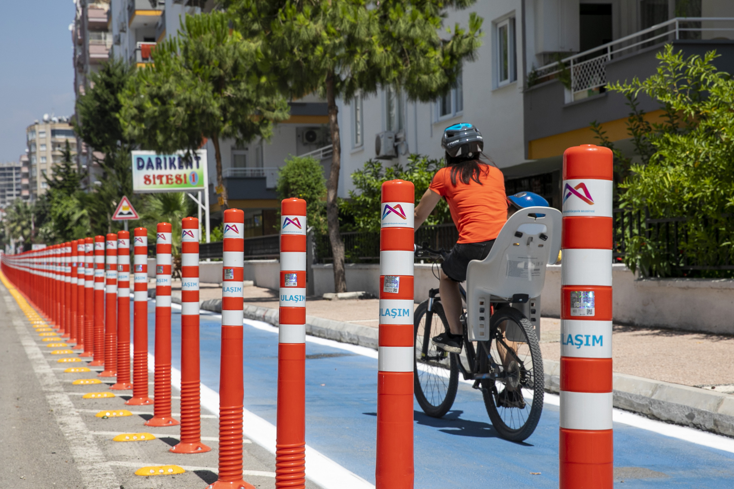 BİSİKLETLİLERİN CAN GÜVENLİĞİNİ KORUMAK İÇİN KONULAN DELİNATÖRLER ARAÇ KULLANICILARI TARAFINDAN EZİLDİ Mersin Büyükşehir Belediyesi Ulaşım