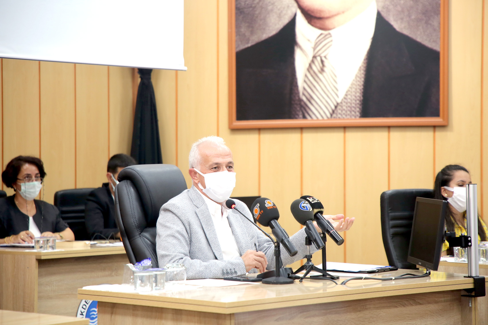 Gültak; “Sorunları halının altına süpürmeyelim” Akdeniz Belediye Meclisi’nde kentin