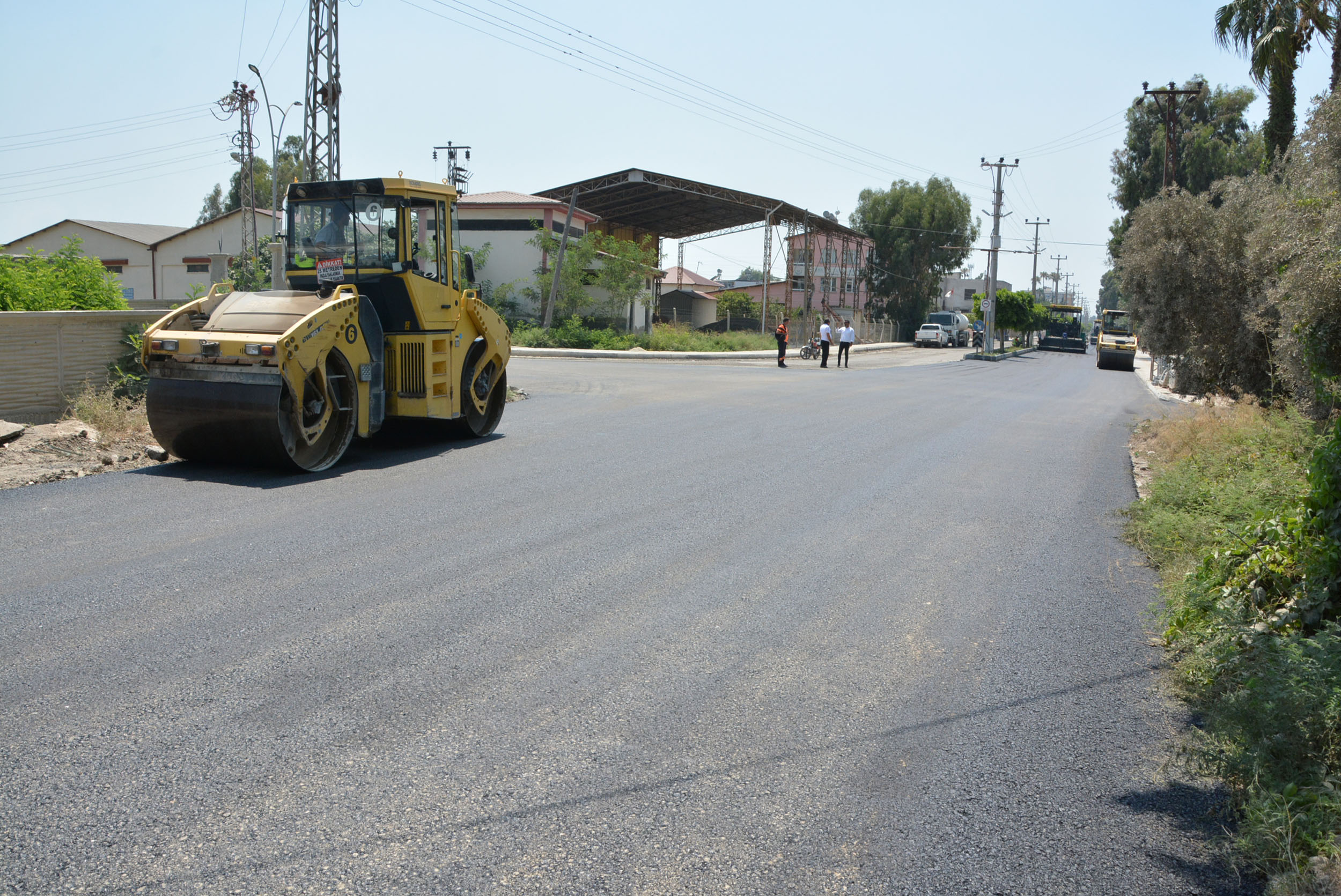 BÜYÜKŞEHİR’İN BEĞENİ TOPLAYAN CADDE YENİLEME ÇALIŞMALARI BİRÇOK NOKTADA DEVAM EDİYOR Mersin Büyükşehir Belediyesi’nin yıpranan,