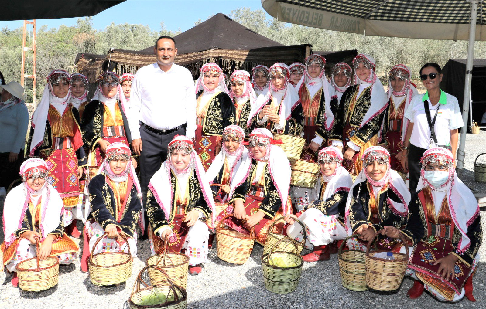 Başkan Yılmaz, Hemşehrileriyle Bağda Üzüm Kesti Toroslar Belediyesi, geçimin bağcılıkla