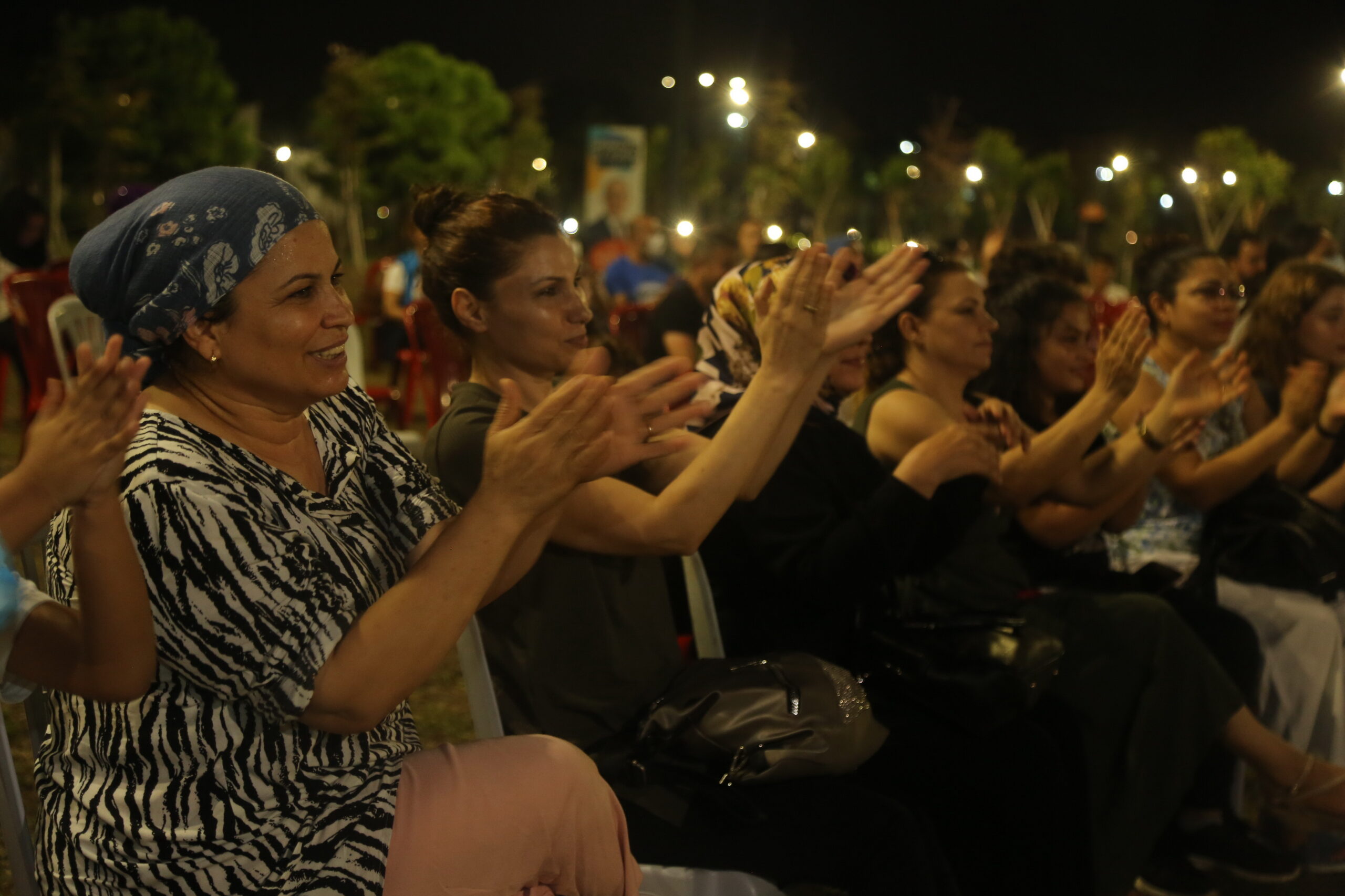AKDENİZ’DE YAZ AKŞAMLARI COŞKUYLA SÜRÜYOR Akdeniz Belediyesi, vatandaşların uzun