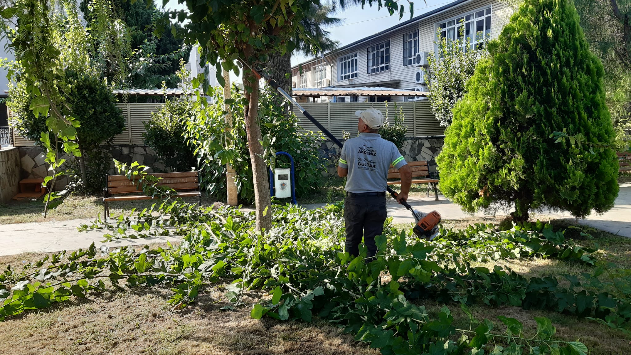 Akdeniz Belediyesi’ne bağlı ekipler,