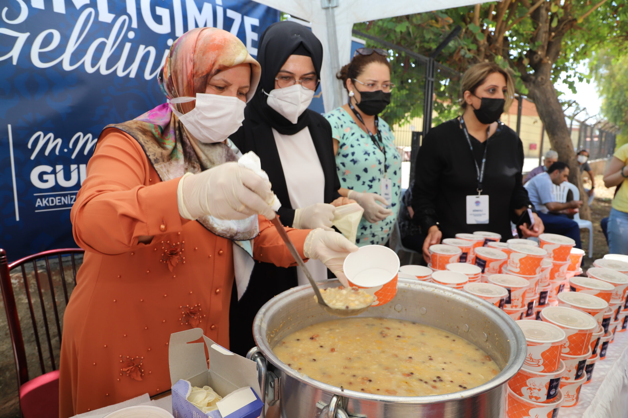 “İkram ettiğimiz aşureler birlik ve beraberliğin sembolüdür” Akdeniz Belediyesi Kültür ve