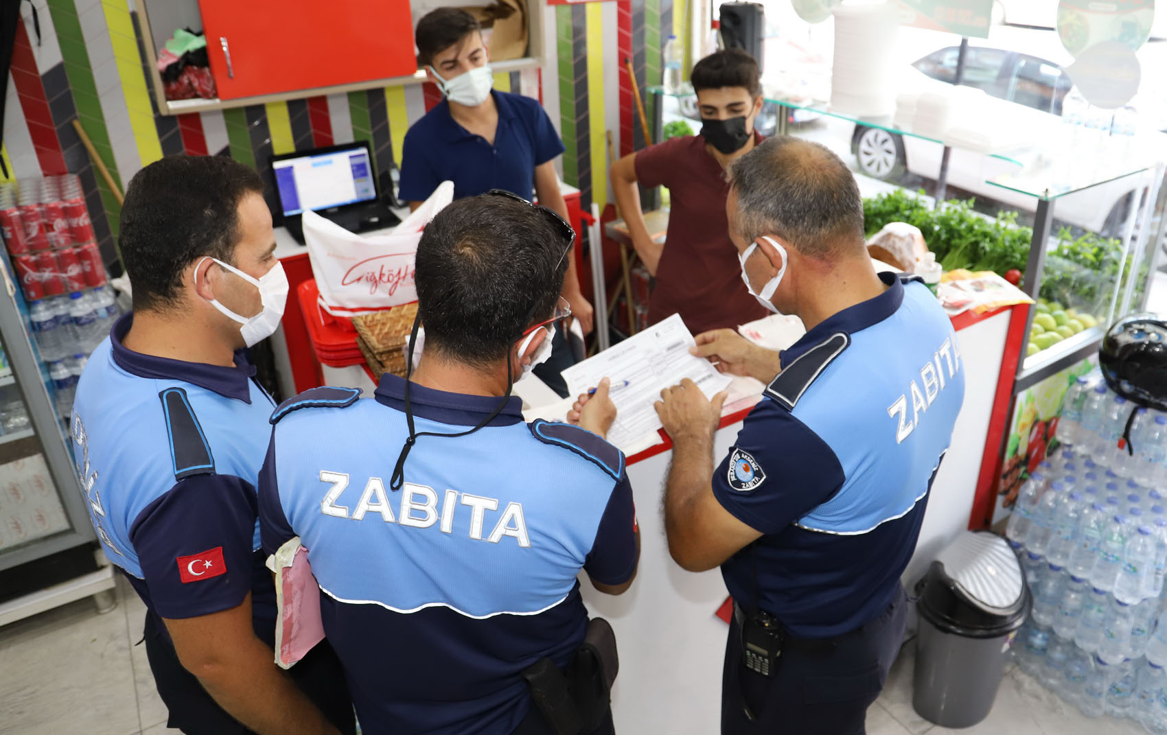 Eksiği görülen esnaflar uyarılıp süre verildi Akdeniz Belediyesi zabıta ekipleri,