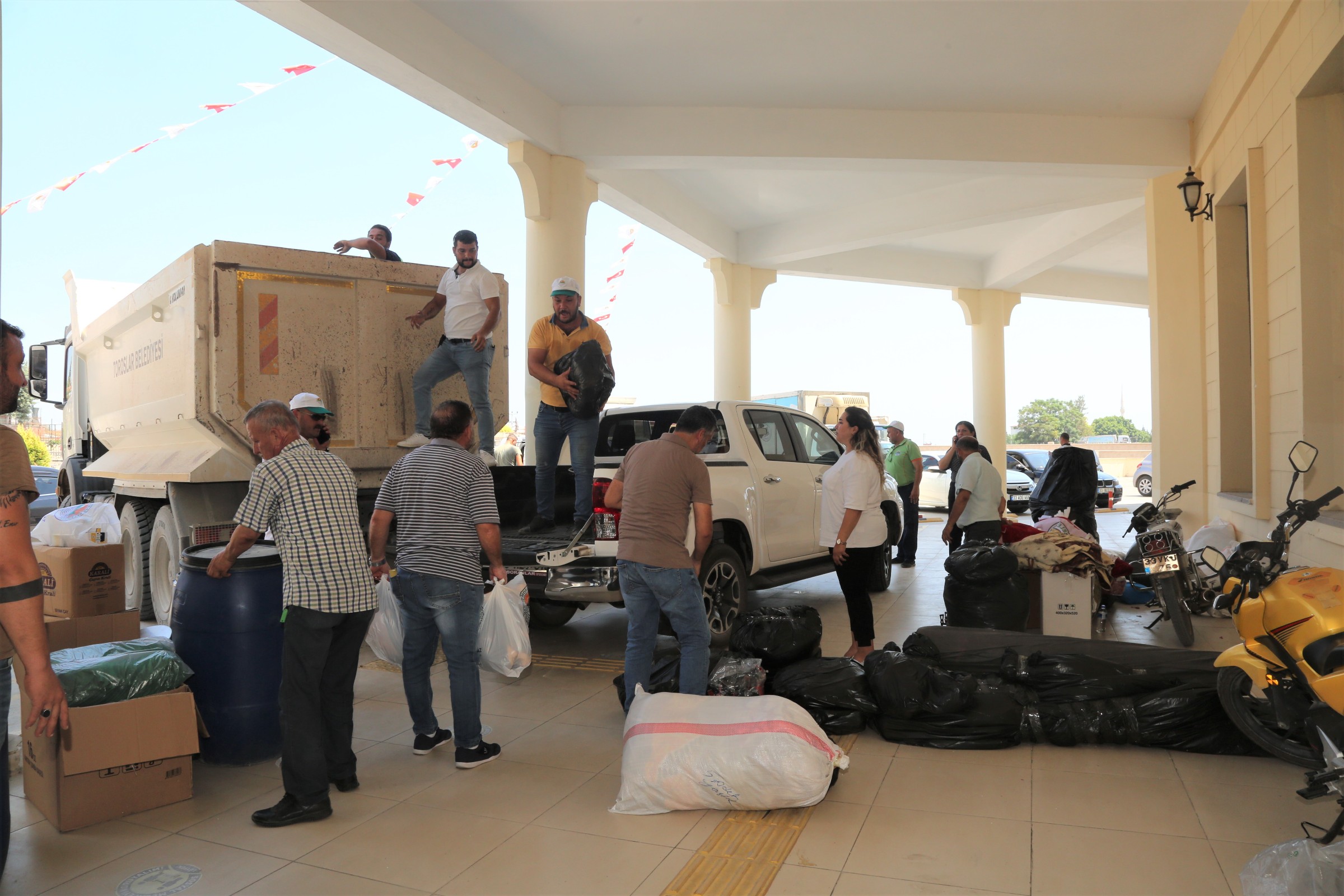 TOROSLAR BELEDİYESİ’NDEN YANGIN BÖLGESİNE YARDIM TIRI VE EKİPMAN DESTEĞİ Toroslar Belediyesi, orman yangının