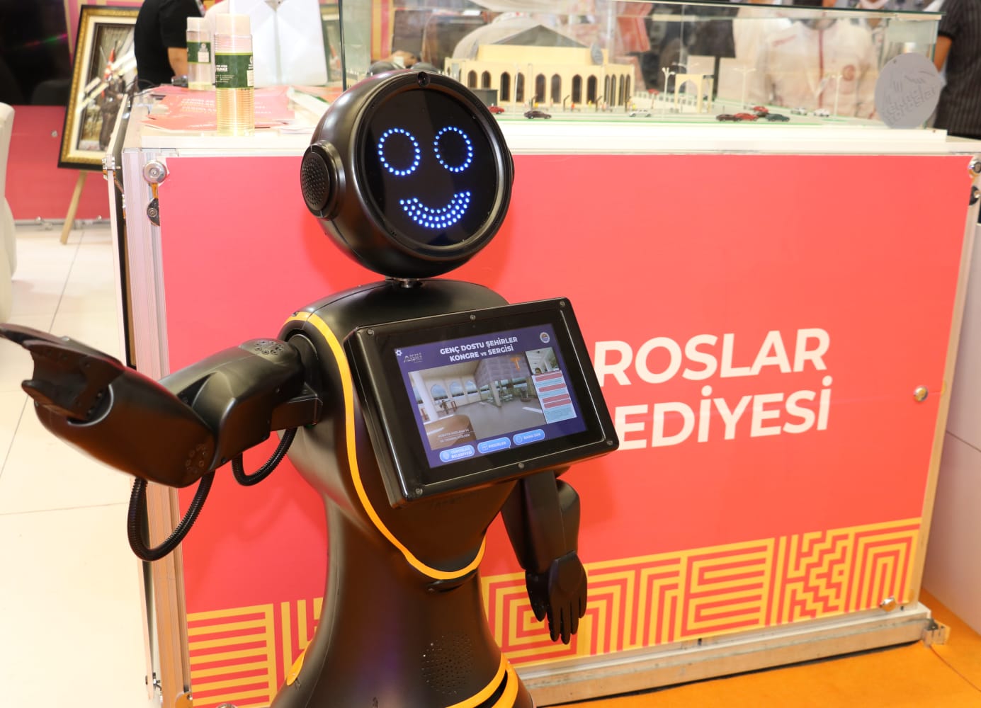 TOROSLAR BELEDİYESİ’NİN STANDINDA TEKNOLOJİK MİSAFİR Toroslar Belediyesi, Ankara’da düzenlenen