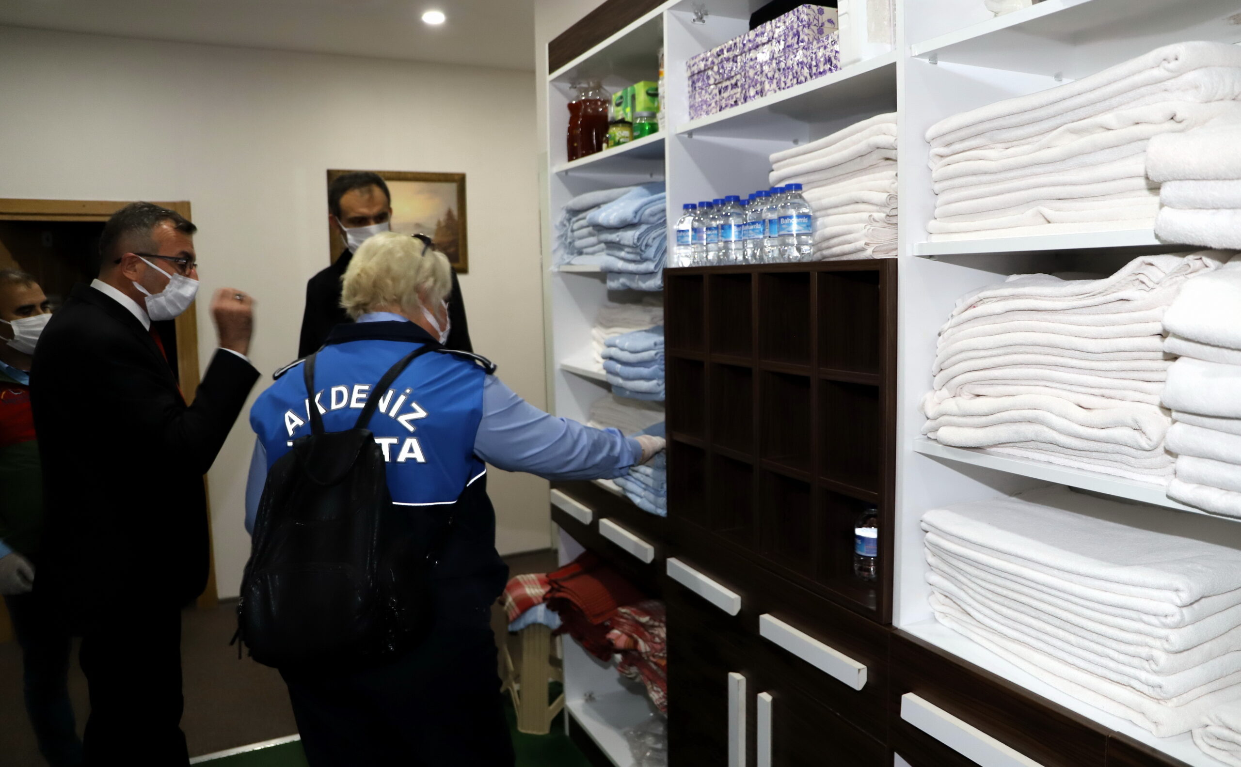 AKDENİZ ZABITASI HAMAM, SAUNA VE MASAJ SALONLARINI DENETLEDİ Akdeniz Zabıtası, ilçe sınırlarında