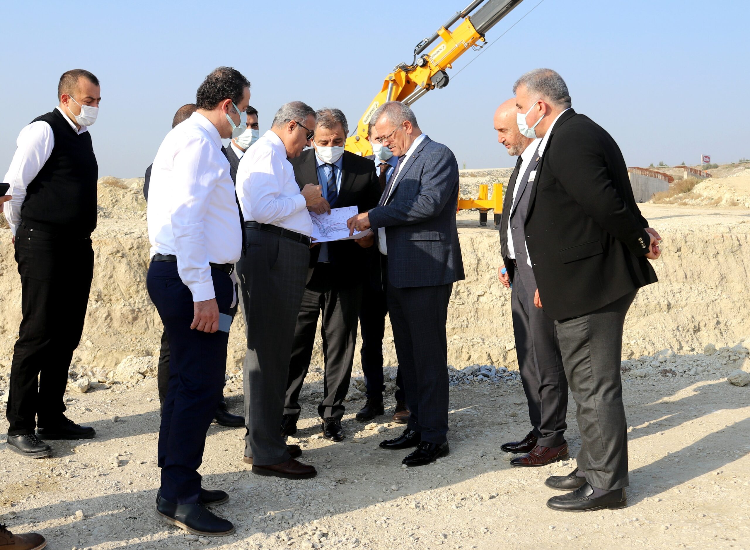 Vali Su, MTOSB otoban bağlantı yolu inşaatında incelemelerde bulundu Mersin Valisi Ali İhsan