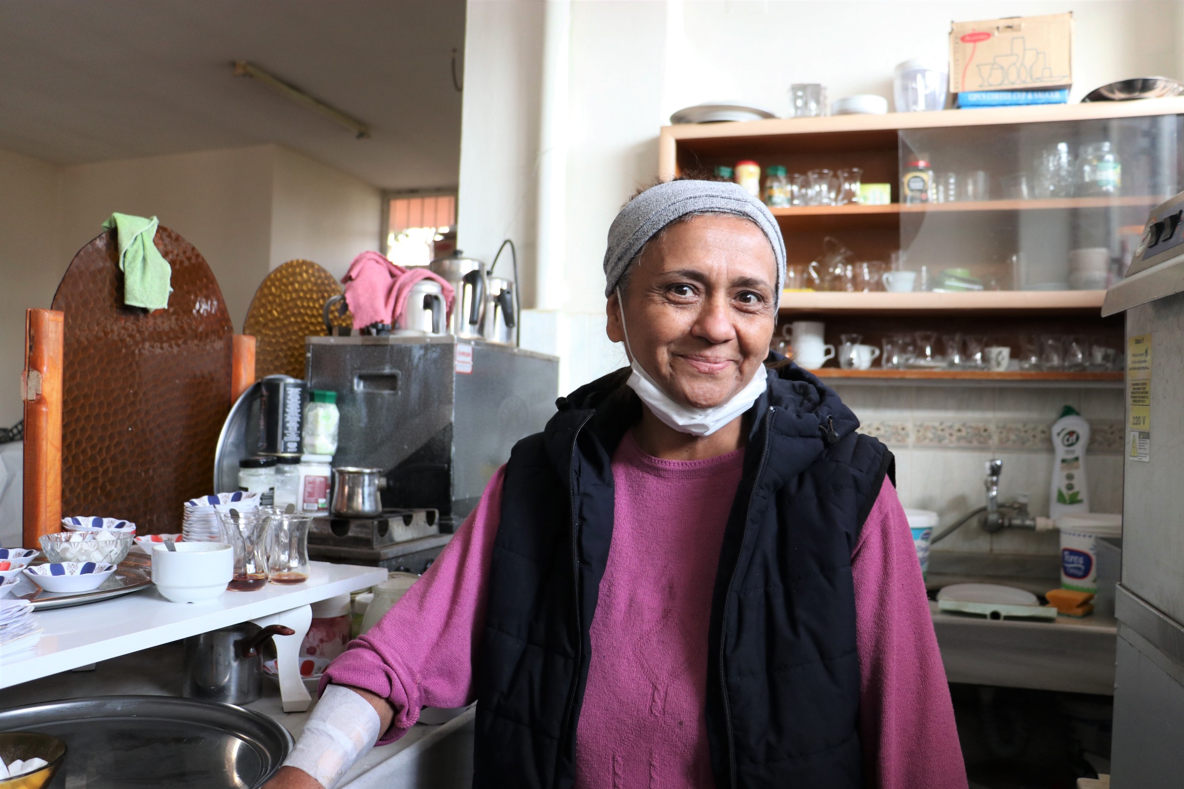 Toroslar’da Kıraathanede çaycılık yaparak