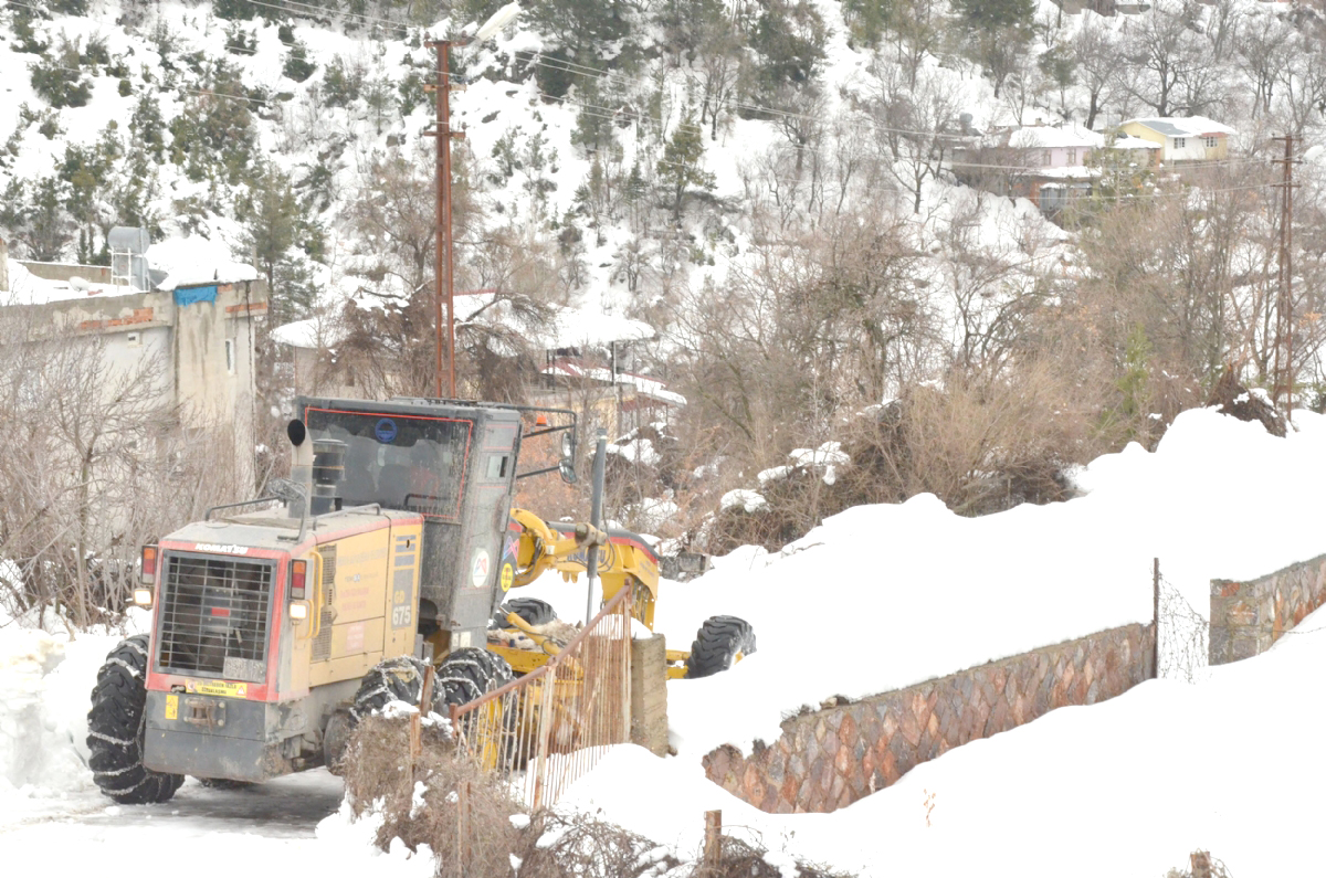 BÜYÜKŞEHİR’İN KENTİN YÜKSEK KESİMLERİNDEKİ KAR NÖBETİ SÜRÜYOR Mersin Büyükşehir Belediyesi, son