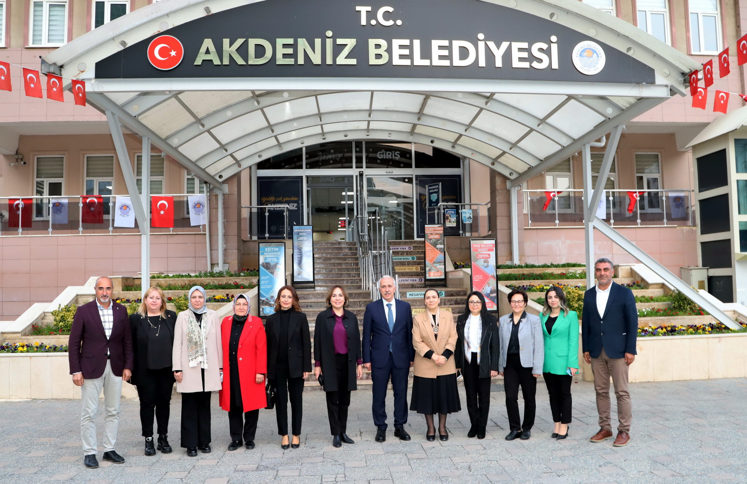 “Başkanımız, kalplere giden yolu keşfetmiş” Akdeniz Belediyesi’ni ziyaret eden