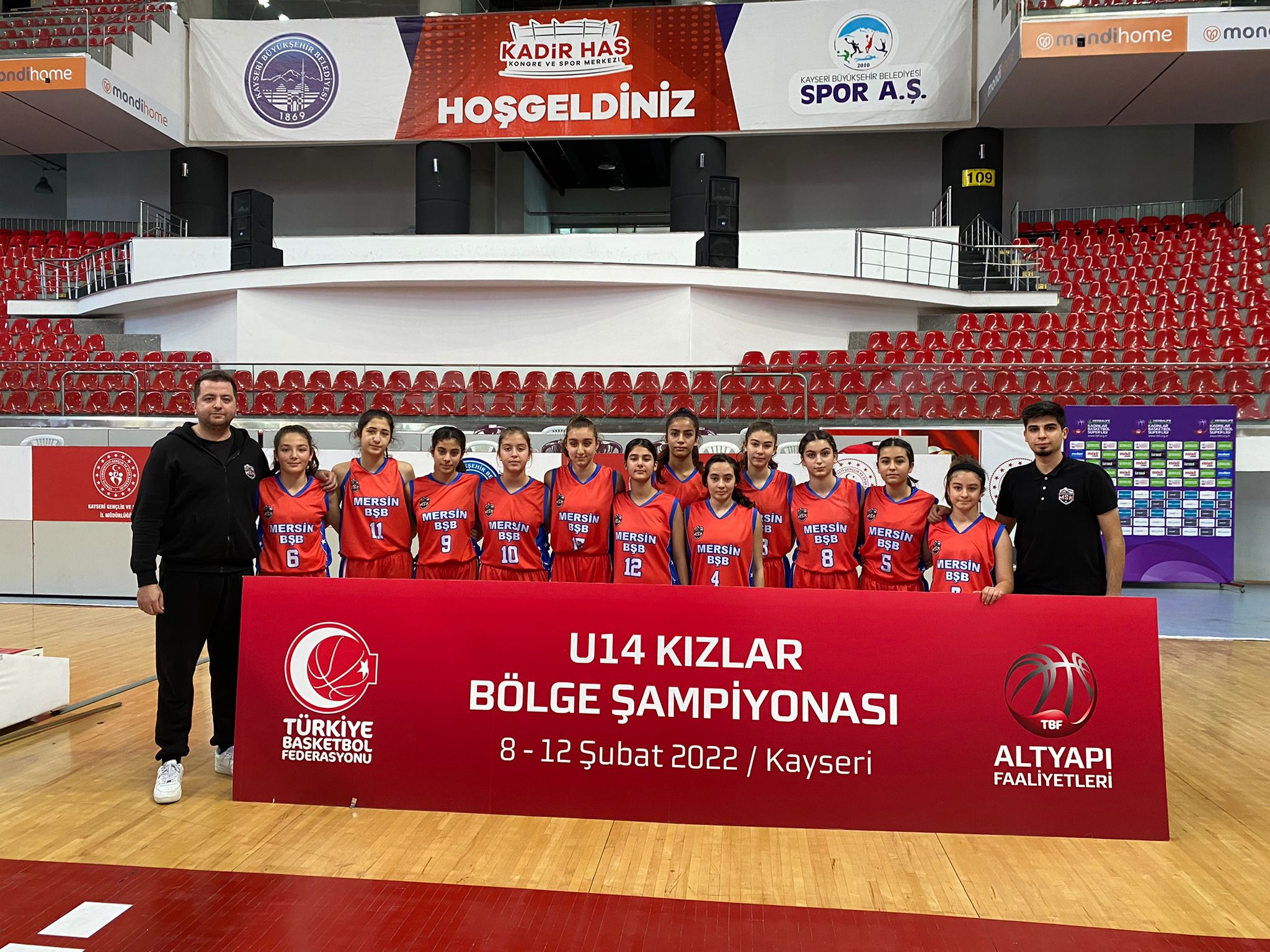 BÜYÜKŞEHİR GETİRDİ, ÖZEL BİREYLER KAR COŞKUSUNU DOYASIYA YAŞADI Mersin Büyükşehir Belediyesi ekipleri,