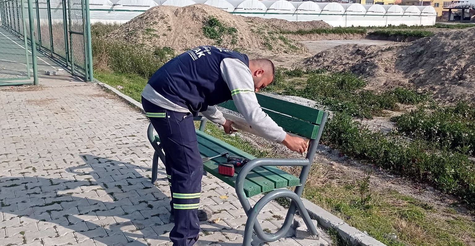 Banklar, kamelya ve çöp kovaları yenileniyor Akdeniz Belediyesi, yaklaşan bahar