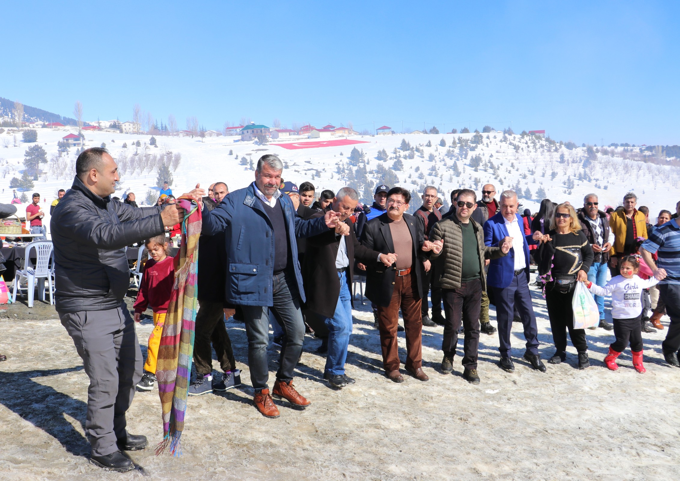 ÇUKUROVA BÖLGESİ, ARSLANKÖY YAYLASINA AKIN ETTİ Mersin, heyecanla beklediği Kar