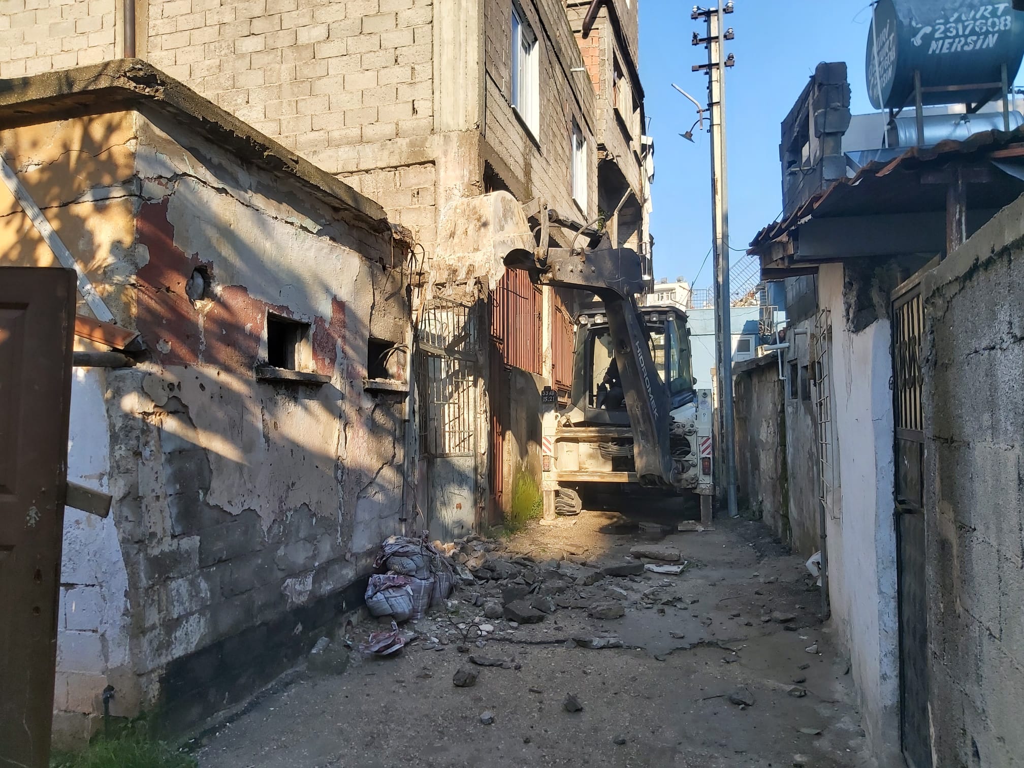 AKDENİZ’DE METRUK YAPILARLA MÜCADELE SÜRÜYOR Akdeniz Belediyesi, vatandaşların can