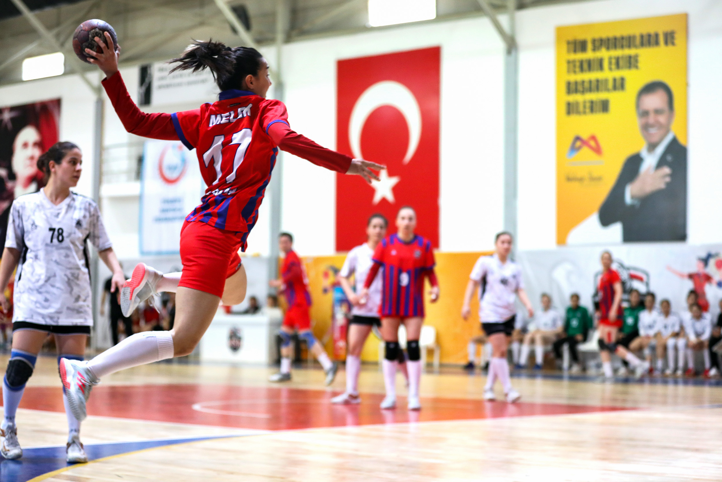 BAŞKAN SEÇER, MSK KADIN HENTBOL TAKIMININ GALİBİYET COŞKUSUNA ORTAK OLDU Mersin Büyükşehir Belediye Başkanı