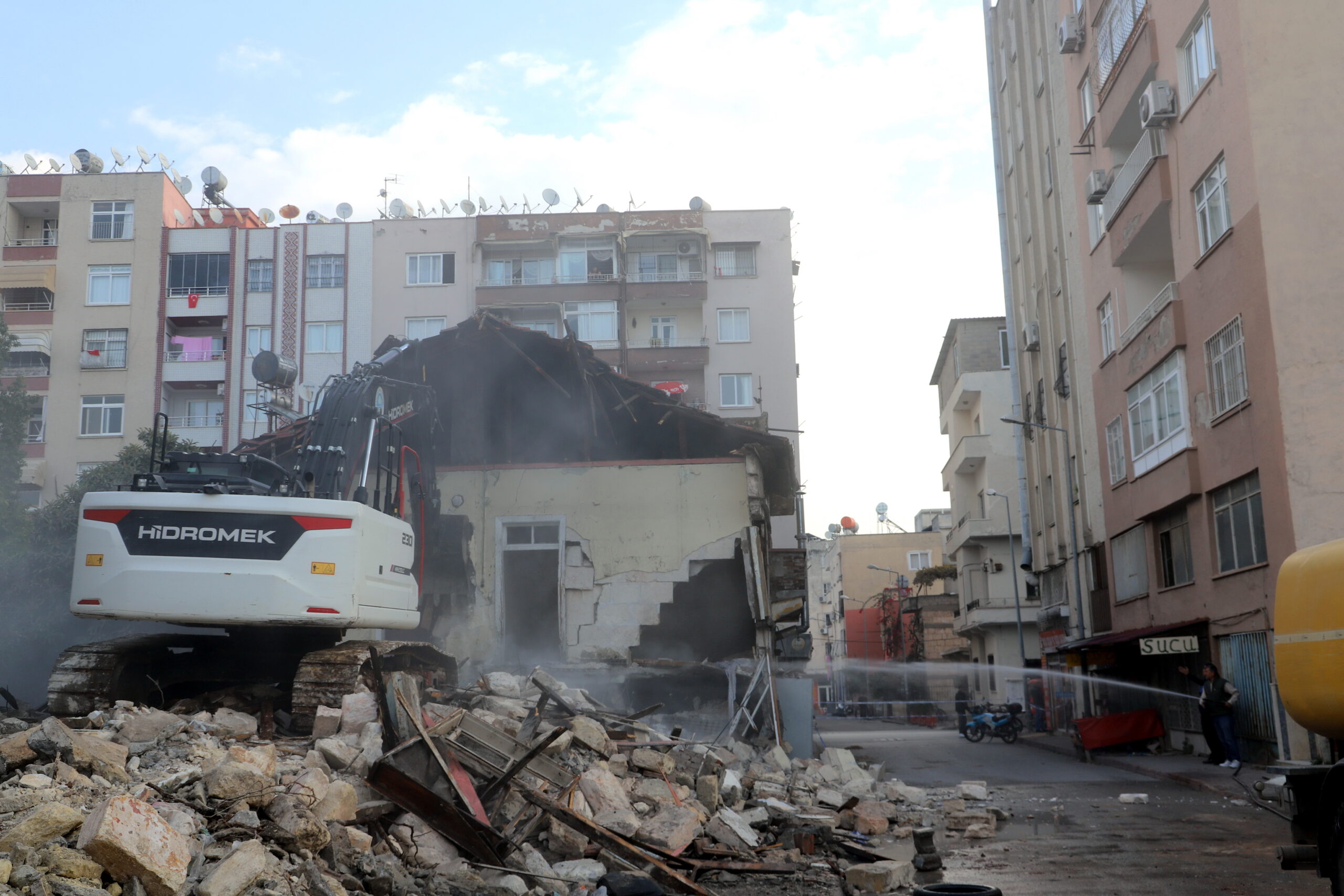 AKDENİZ’DE, TEHLİKE YARATAN 3 METRUK BİNANIN YIKIMI GERÇEKLEŞTİ Akdeniz Belediyesi, vatandaşların can