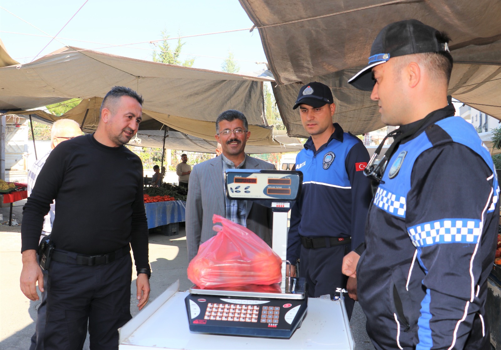 TOROSLAR ZABITASINDAN SEMT PAZARLARINDA GRAMAJ VE ETİKET DENETİMİ Toroslar Belediyesi, ilçede bulunan