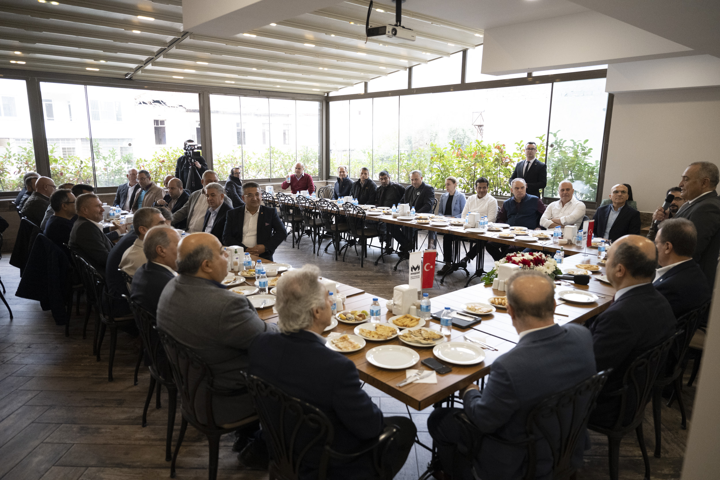 Toplantıda bir konuşma yapan&nbsp;Mersin