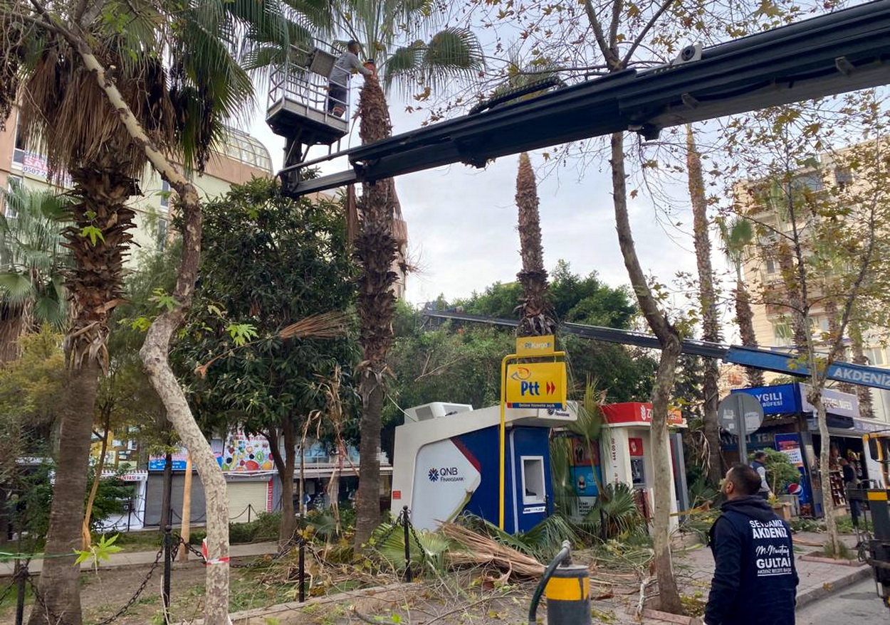 AKDENİZ’DE PARK, YEŞİL ALAN VE SPOR TESİSLERİ BAKIMDAN GEÇİYOR Akdeniz Belediyesi, ilçe sınırlarında