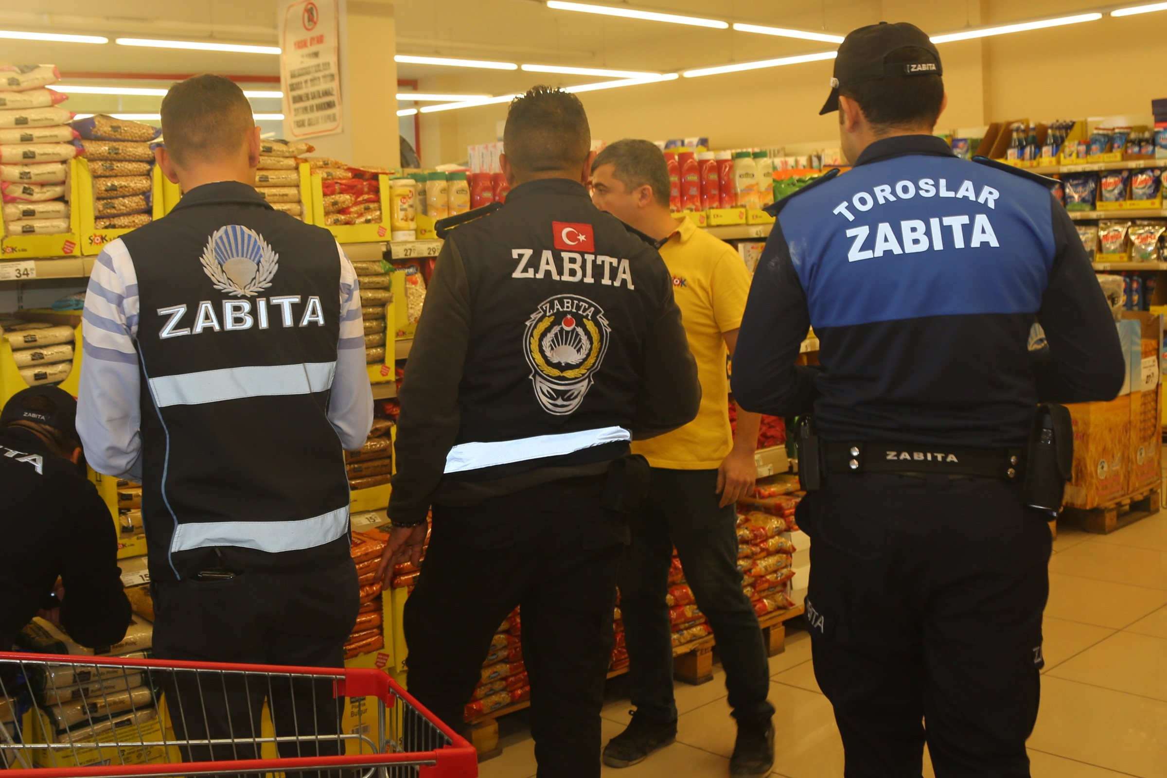 TOROSLAR ZABITASINDAN ZİNCİR MARKETLERE DENETİM Toroslar Belediyesi, zincir marketlerde